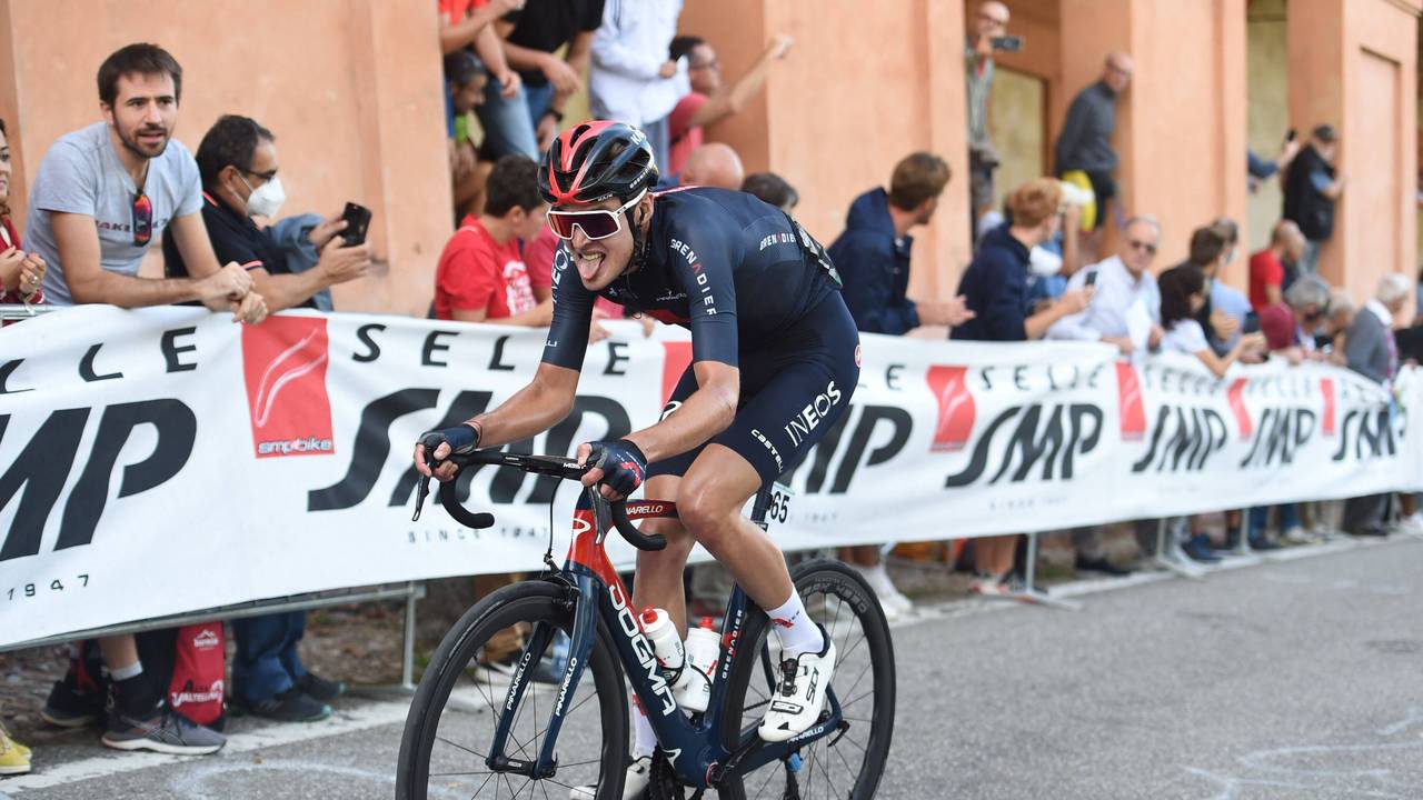 Pawel Siwakow mit herausgestrecker Zunge auf de Rennrad.