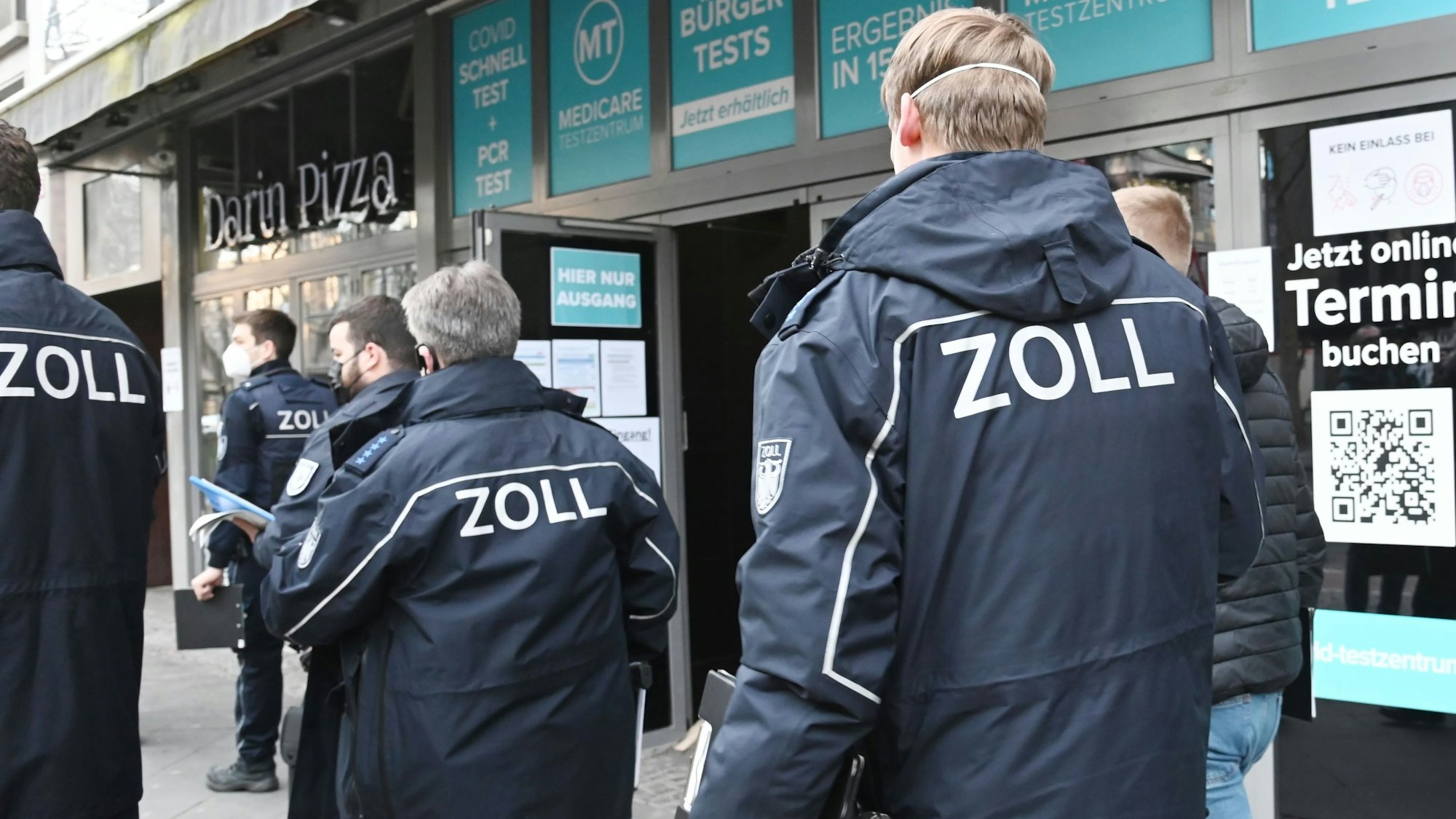 Zollbeamtinnen und -beamte vor einem Corona-Testzentru