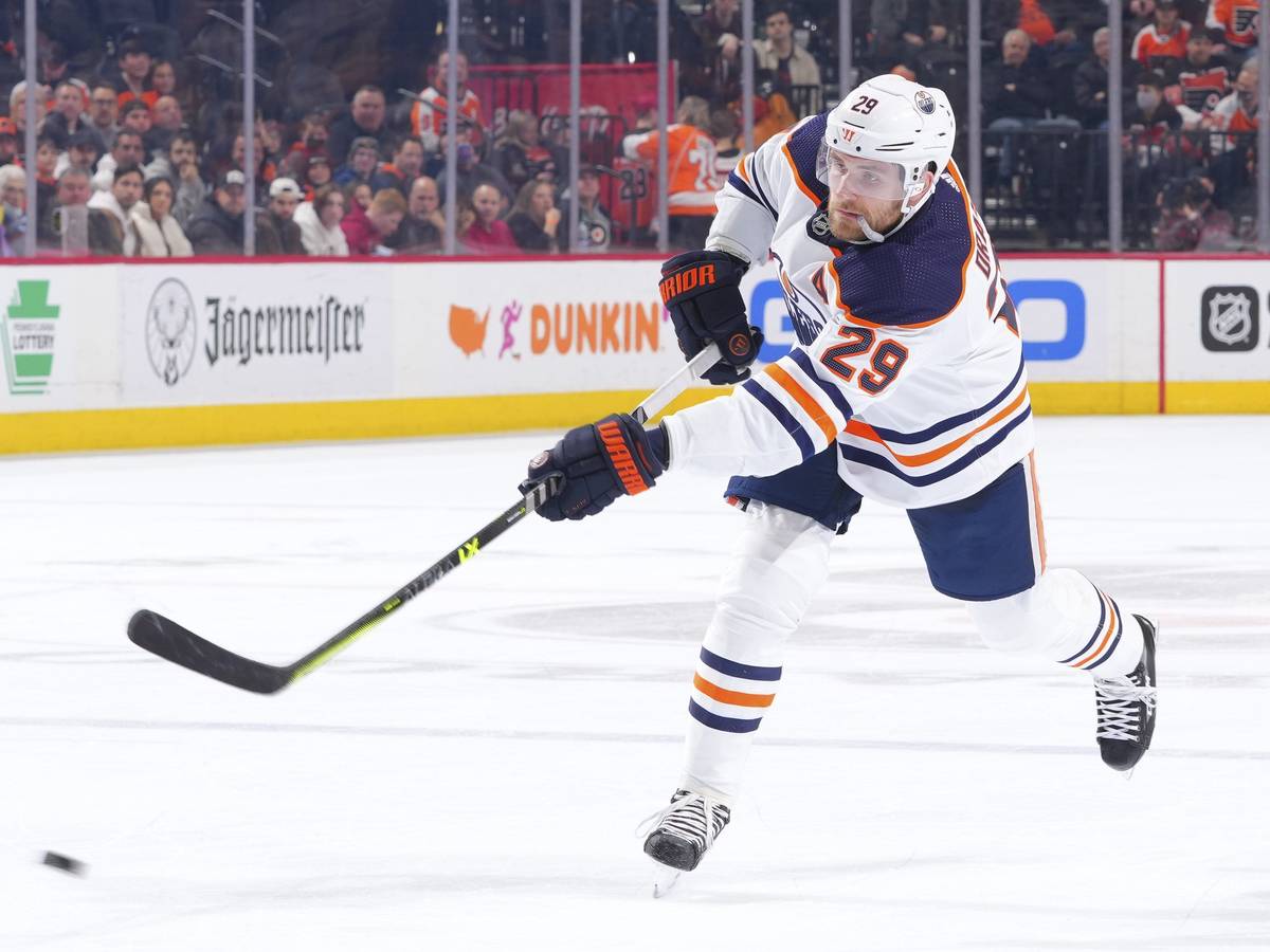 Leon Draisaitl schießt aufs Tor.