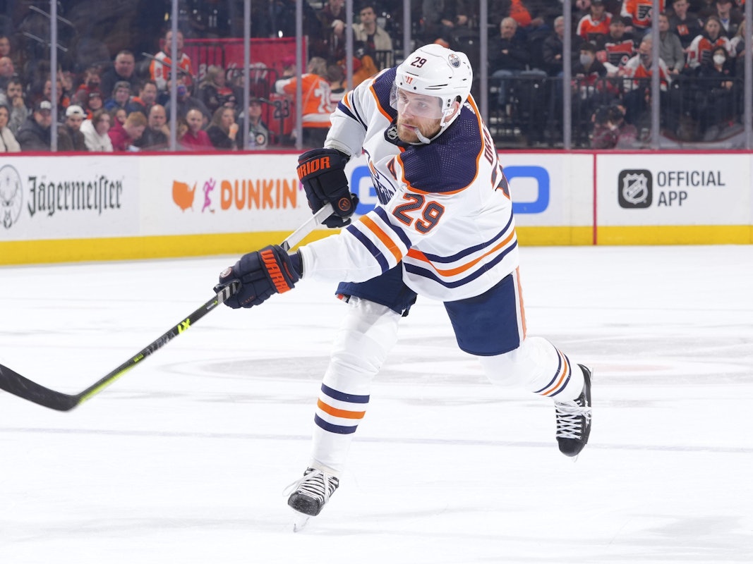 Leon Draisaitl schießt aufs Tor.