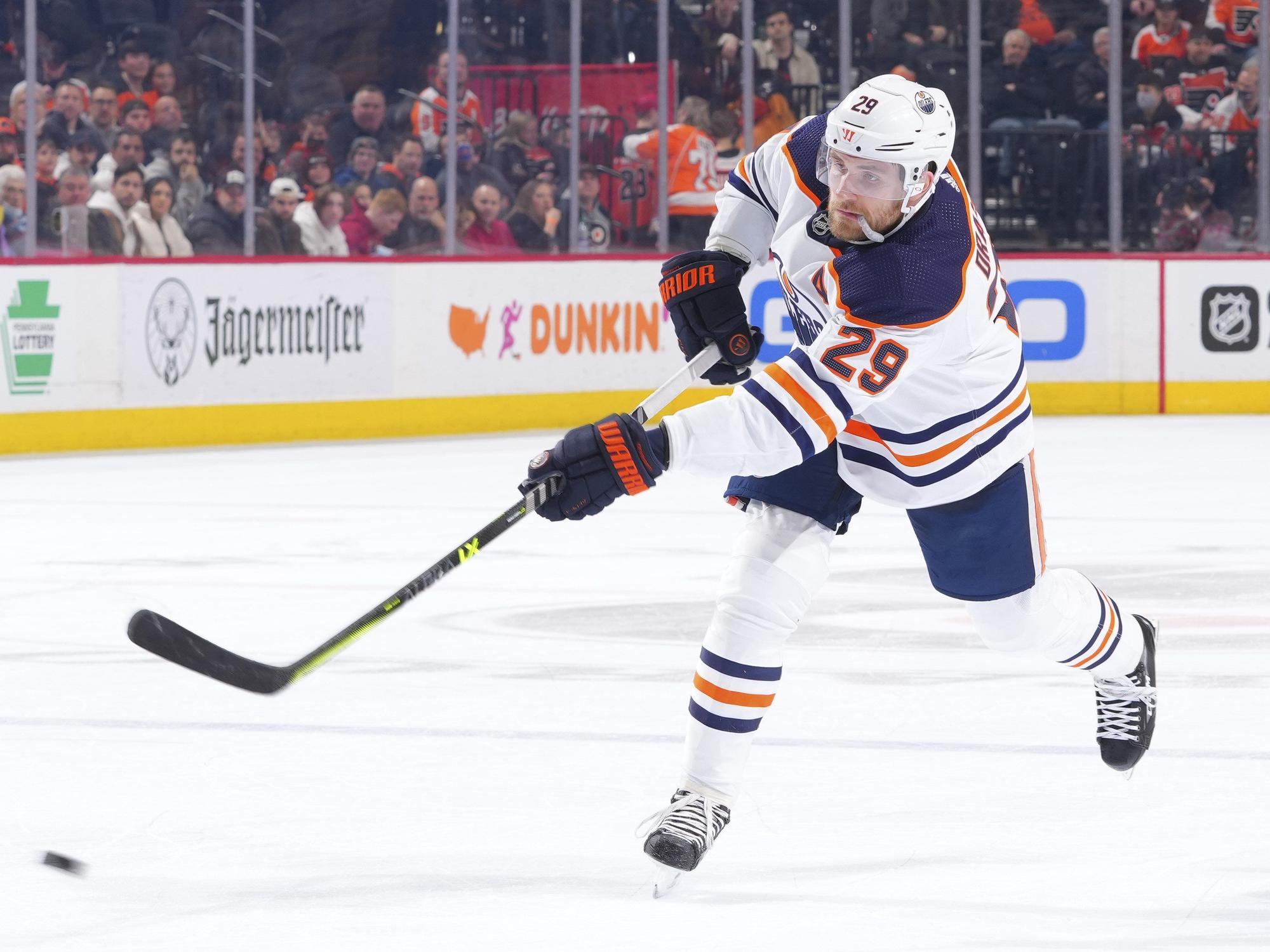 Leon Draisaitl schießt aufs Tor.
