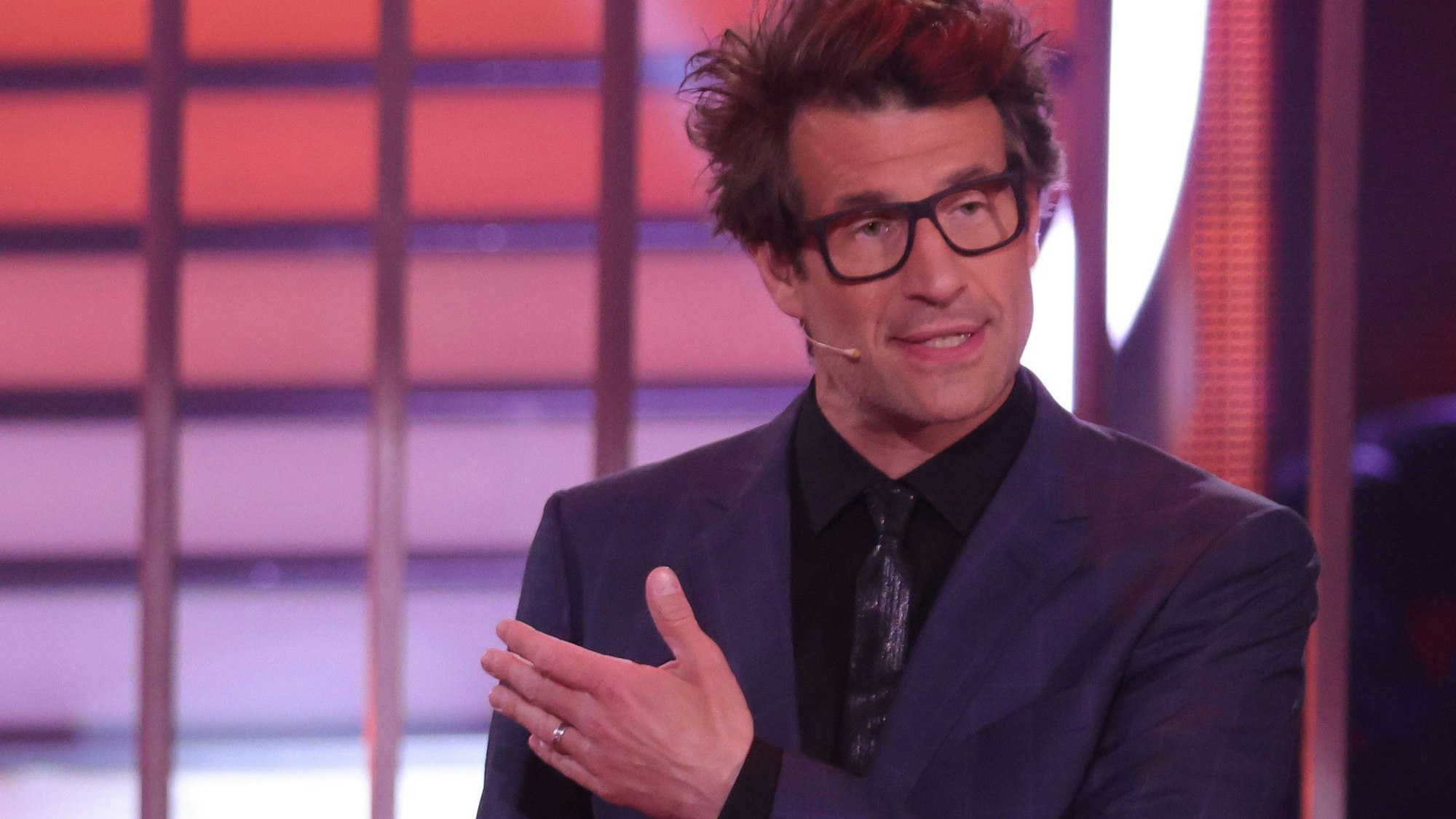 Der Moderator Daniel Hartwich steht bei der RTL-Tanzshow "Let's Dance" auf der Bühne.