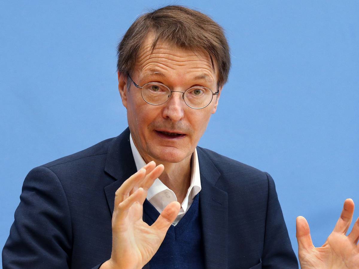 Karl Lauterbach, hier am 18.02.2022 in Berlin, mahnt trotz des Wegfalls einiger Corona-Maßnahmen am 4. März 2022, weiter zur Vorsicht.