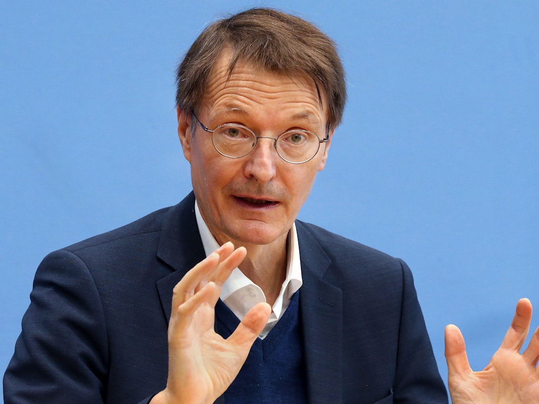 Karl Lauterbach, hier am 18.02.2022 in Berlin, mahnt trotz des Wegfalls einiger Corona-Maßnahmen am 4. März 2022, weiter zur Vorsicht.