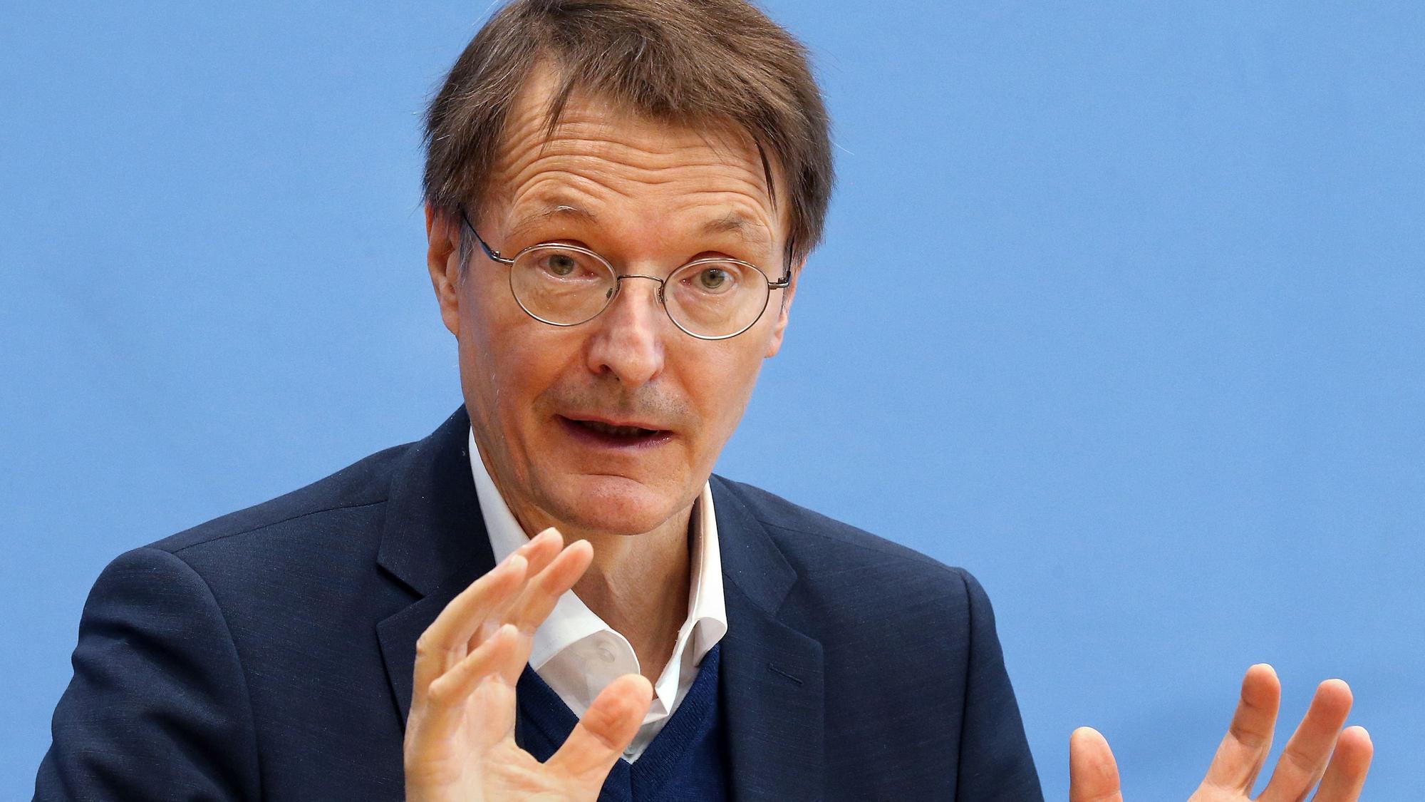Karl Lauterbach, hier am 18.02.2022 in Berlin, mahnt trotz des Wegfalls einiger Corona-Maßnahmen am 4. März 2022, weiter zur Vorsicht.
