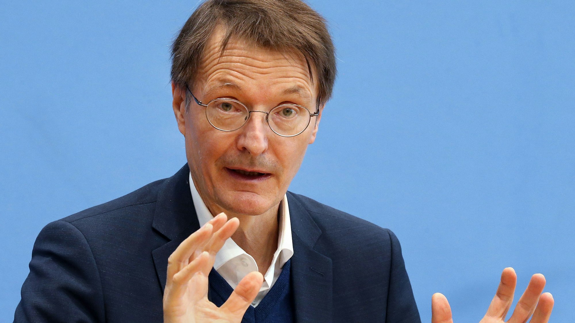 Karl Lauterbach, hier am 18.02.2022 in Berlin, mahnt trotz des Wegfalls einiger Corona-Maßnahmen am 4. März 2022, weiter zur Vorsicht.