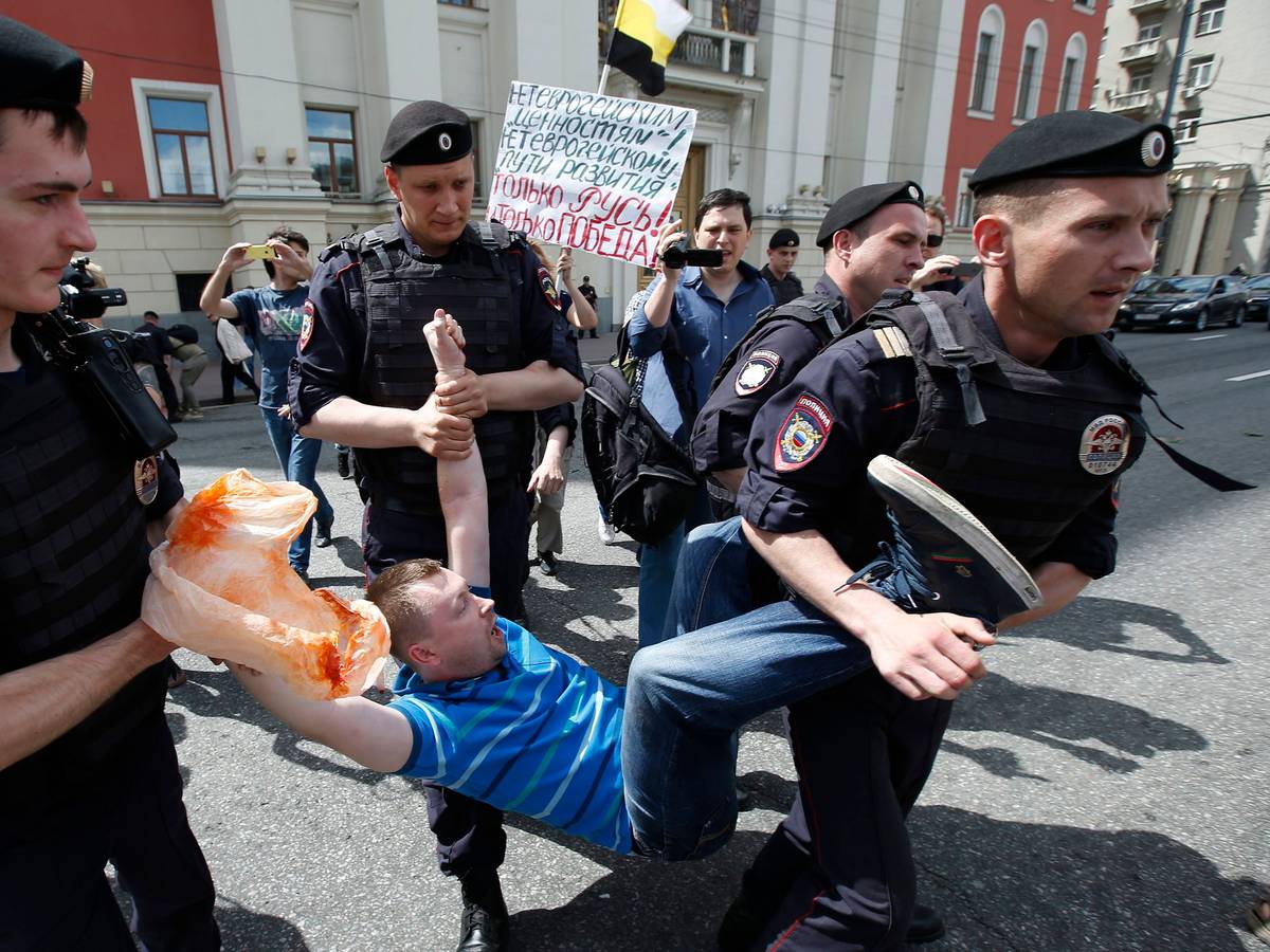 Russland, Moskau: Polizisten verhaften am 30.05.2015 den russischen LGBT-Aktivisten Nikolai Alexejew während einer Protestaktion vor dem Sitz des Bürgermeisters.