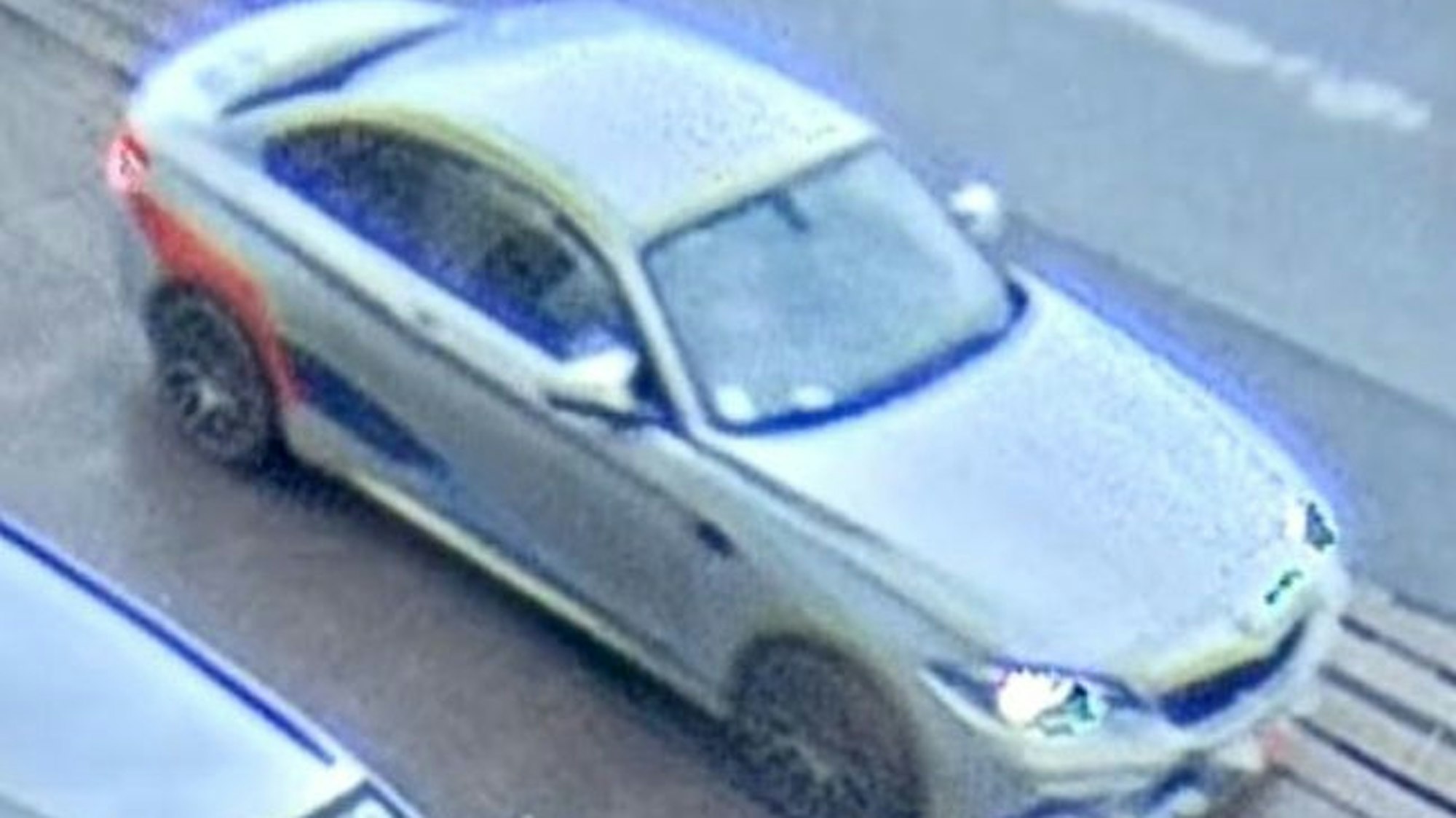 Die Bielefelder Polizei hat dieses Fahndungsfoto eines BMW veröffentlicht. Im Kofferraum des Wagens soll sich ein mutmaßliches Entführungsopfer, ein polnischer Lkw-Fahrer (66), befinden.