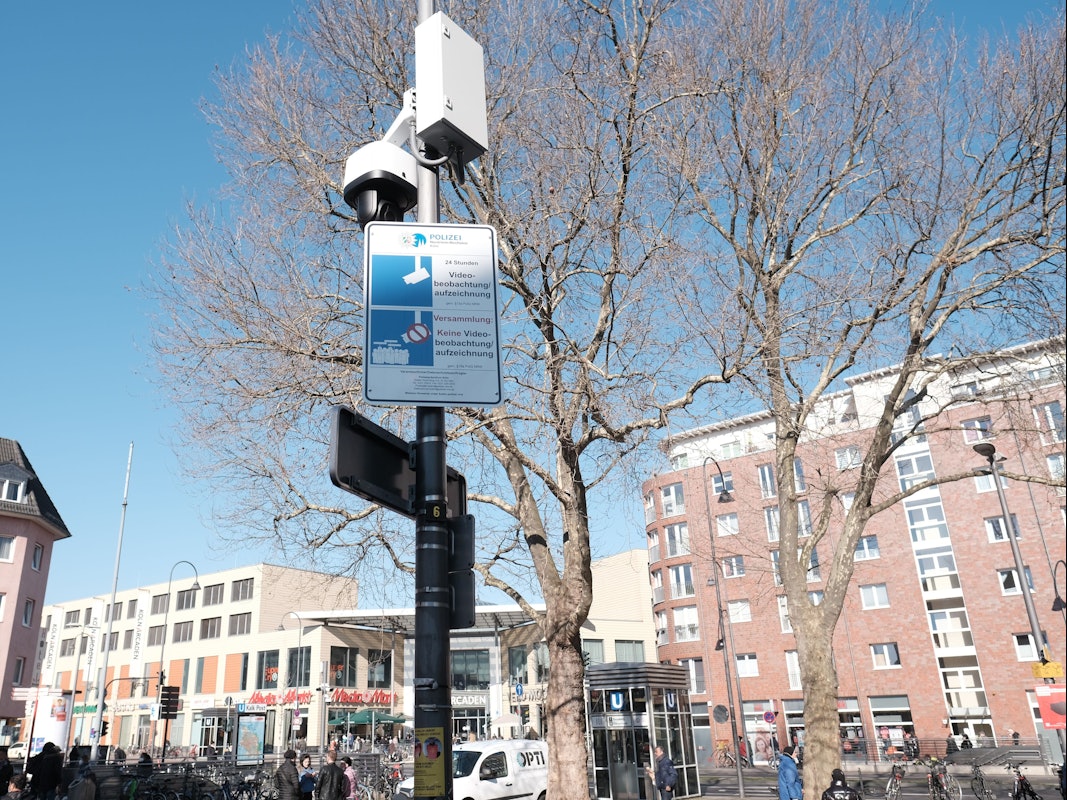 An einem Mast befindet sich eine Videokamera.