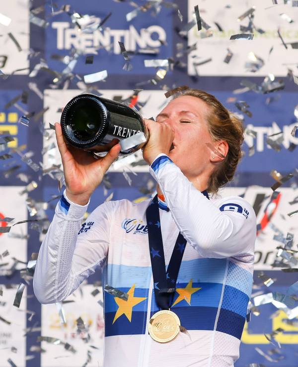 Ellen van Dijk aus den Niederlanden trinkt auf dem Siegerpodium Champagner.