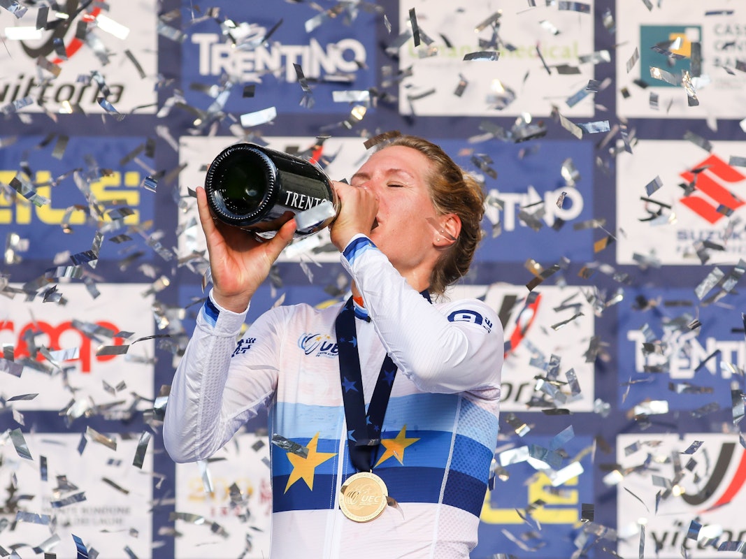 Ellen van Dijk aus den Niederlanden trinkt auf dem Siegerpodium Champagner.