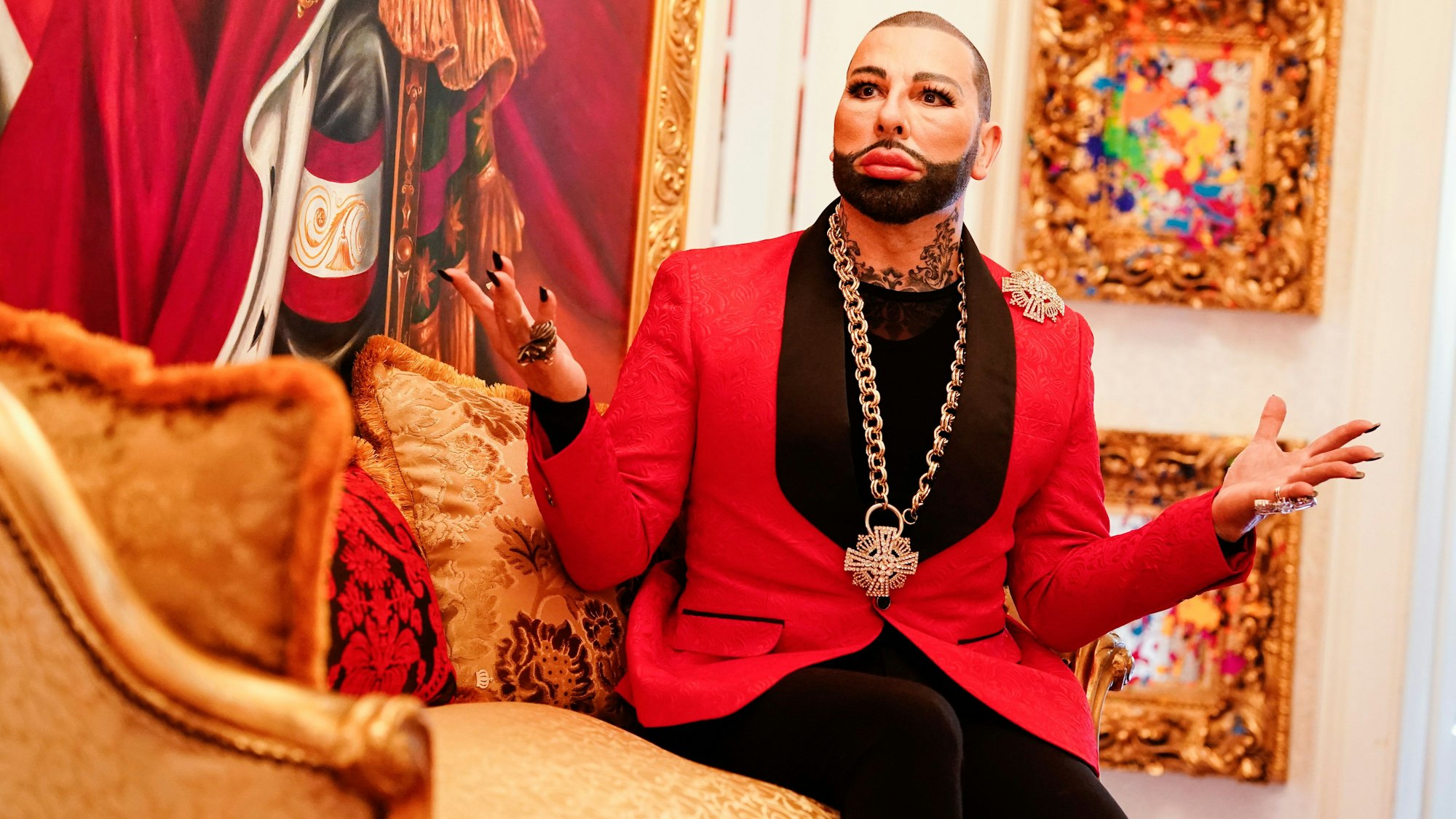 Harald Glööckler, Modedesigner und Unternehmer, sitzt in einem Raum seines Hauses. Im Januar zieht Glööckler für zwei Wochen ins RTL-Dschungelcamp.