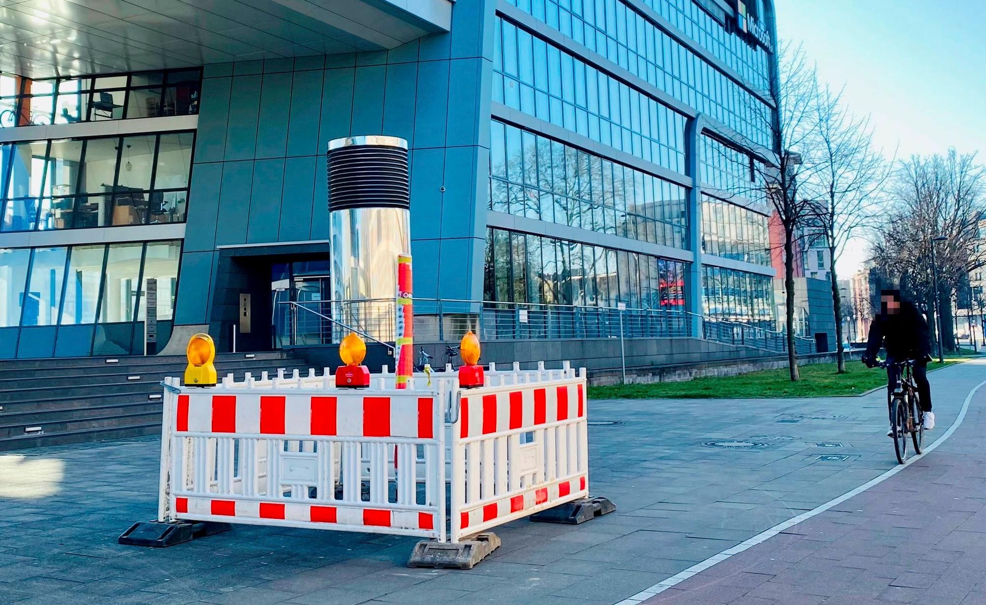 Ein Mann fährt mit einem Fahrrad über einen Radweg. Nach Anfrage von EXPRESS.de wurde der gefährliche Pfosten vom Rheinauhafen eingezäunt.