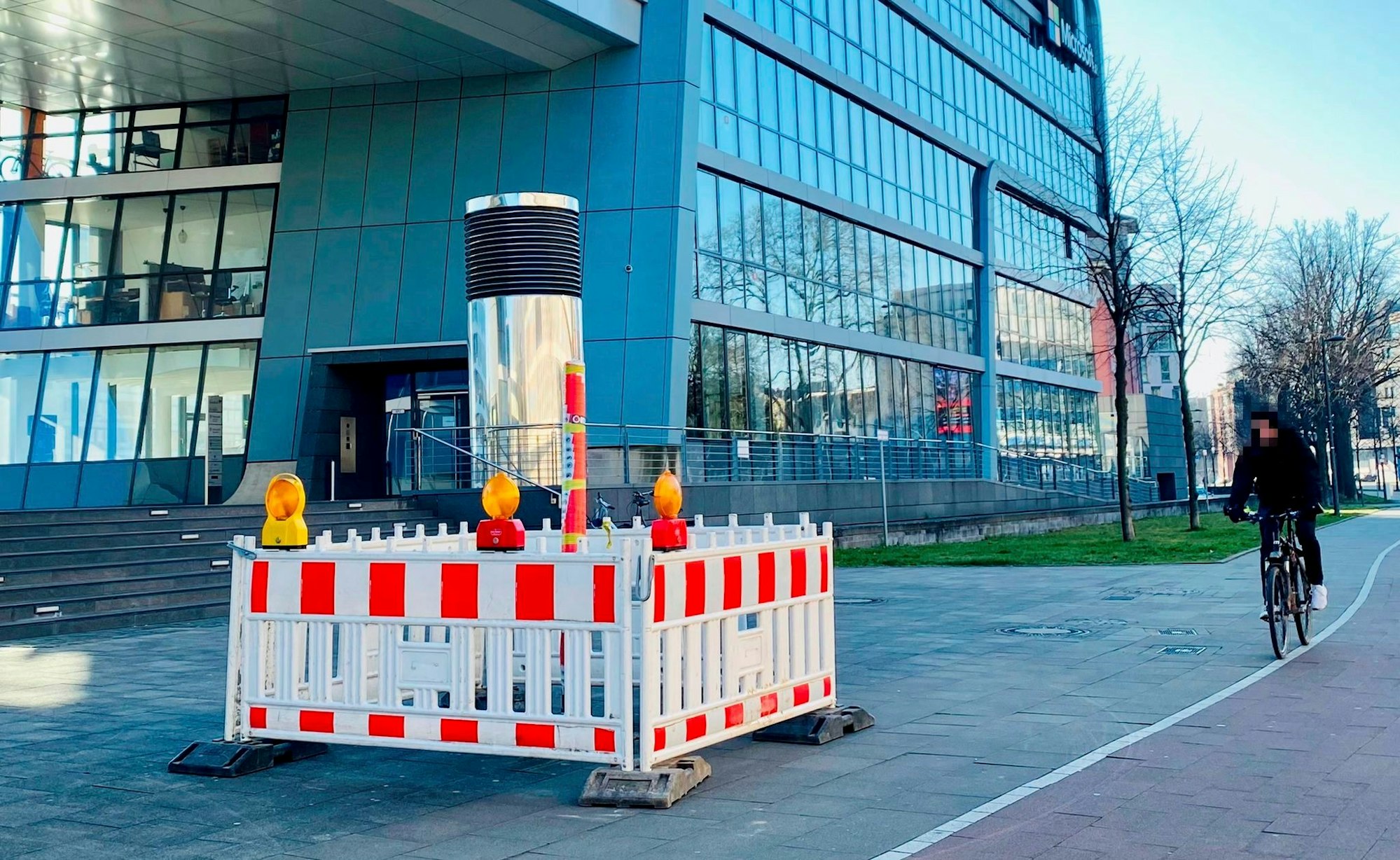 Ein Mann fährt mit einem Fahrrad über einen Radweg. Nach Anfrage von EXPRESS.de wurde der gefährliche Pfosten vom Rheinauhafen eingezäunt.