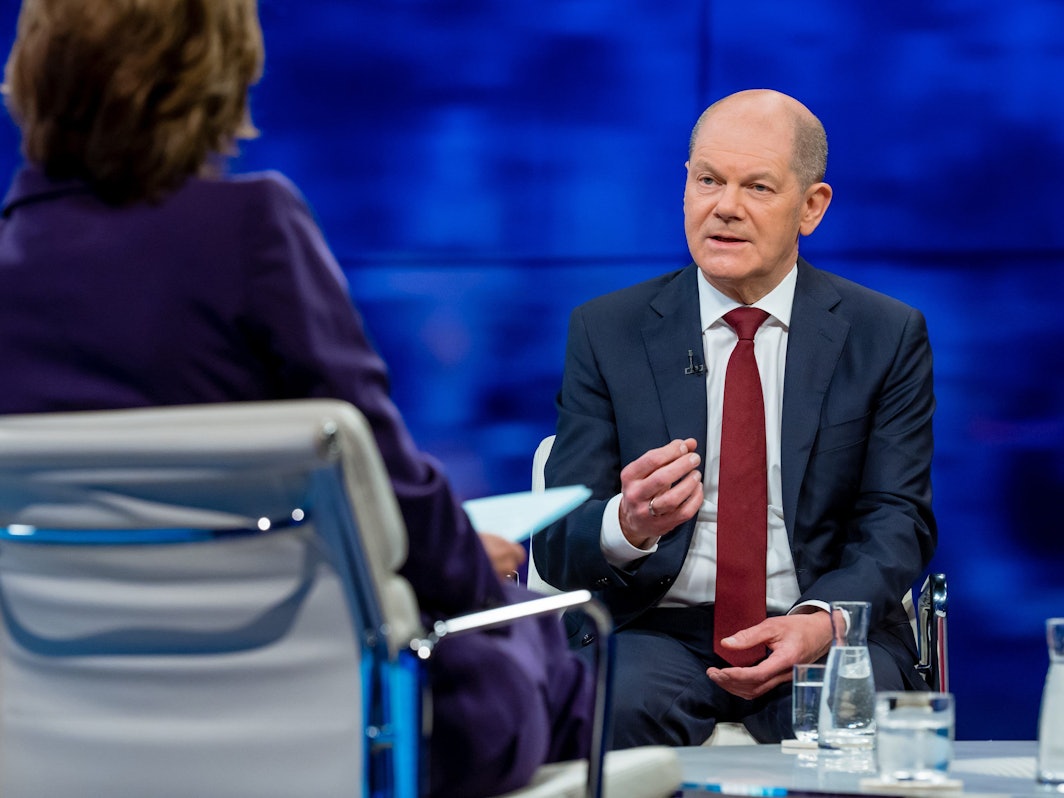 Bundeskanzler Scholz war am Donnerstag, 3. März 2022, zu Gast bei Maybrit Illner. Er setzte Alt-Kanzler Gerhard Schröder unter Druck.