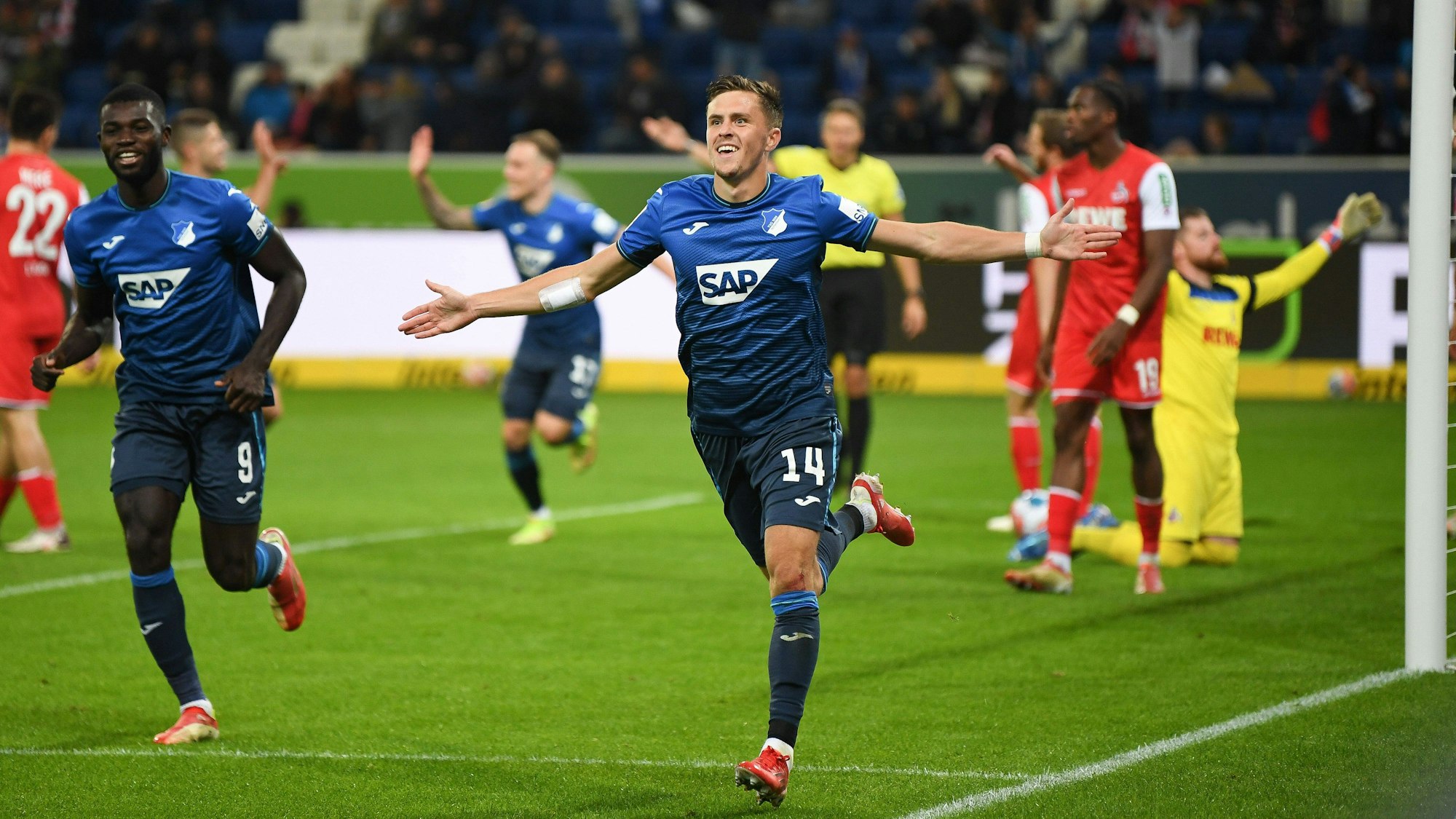 Christoph Baumgartner von der TSG Hoffenheim feiert sein Tor gegen den 1. FC Köln.