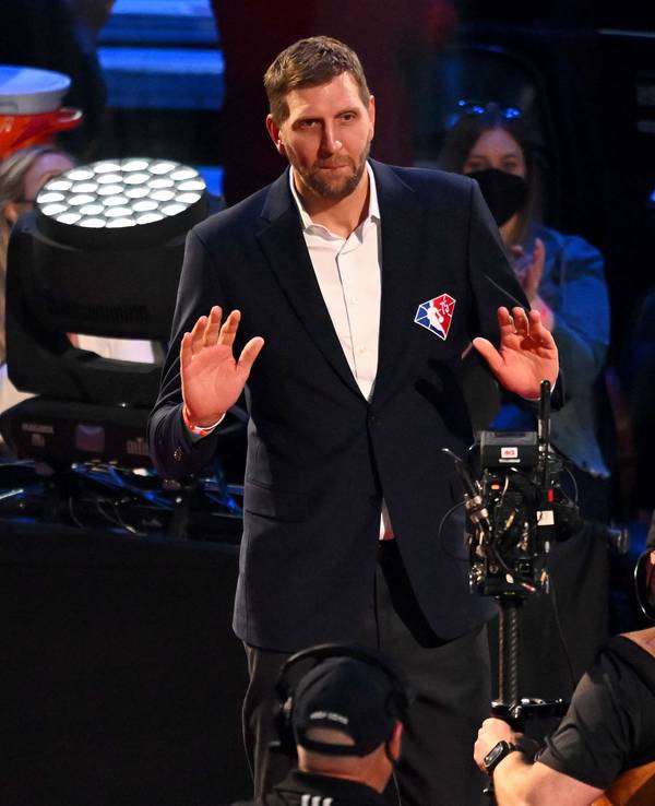 Dirk Nowitzki wird beim All-Star-Spiel in der NBA begrüßt.