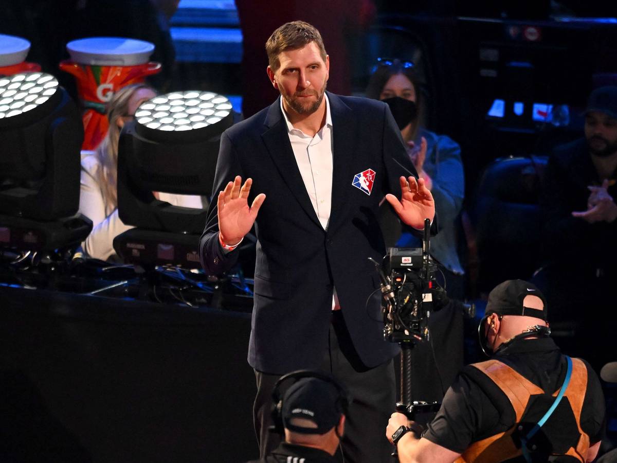 Dirk Nowitzki wird beim All-Star-Spiel in der NBA begrüßt.
