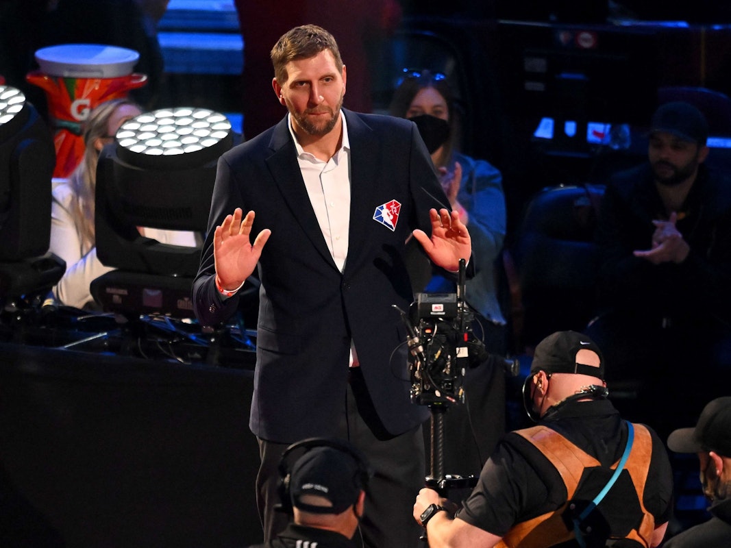 Dirk Nowitzki wird beim All-Star-Spiel in der NBA begrüßt.