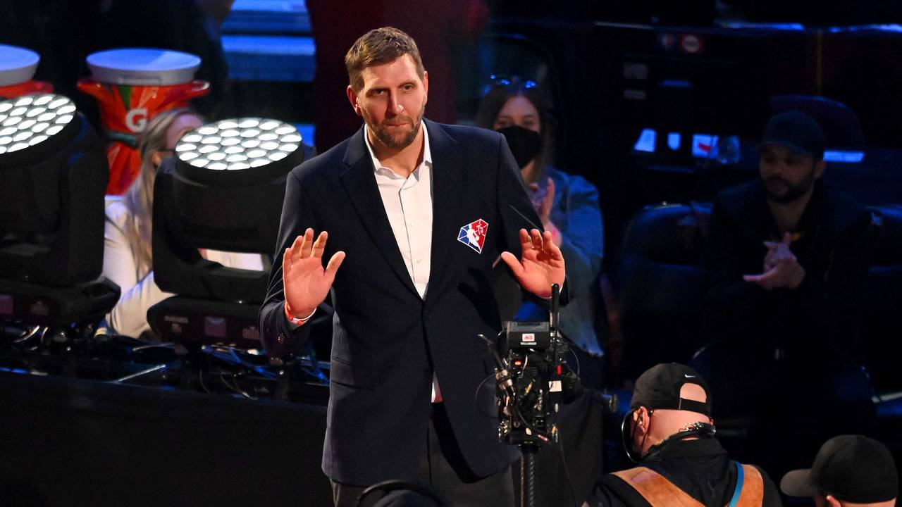 Dirk Nowitzki wird beim All-Star-Spiel in der NBA begrüßt.