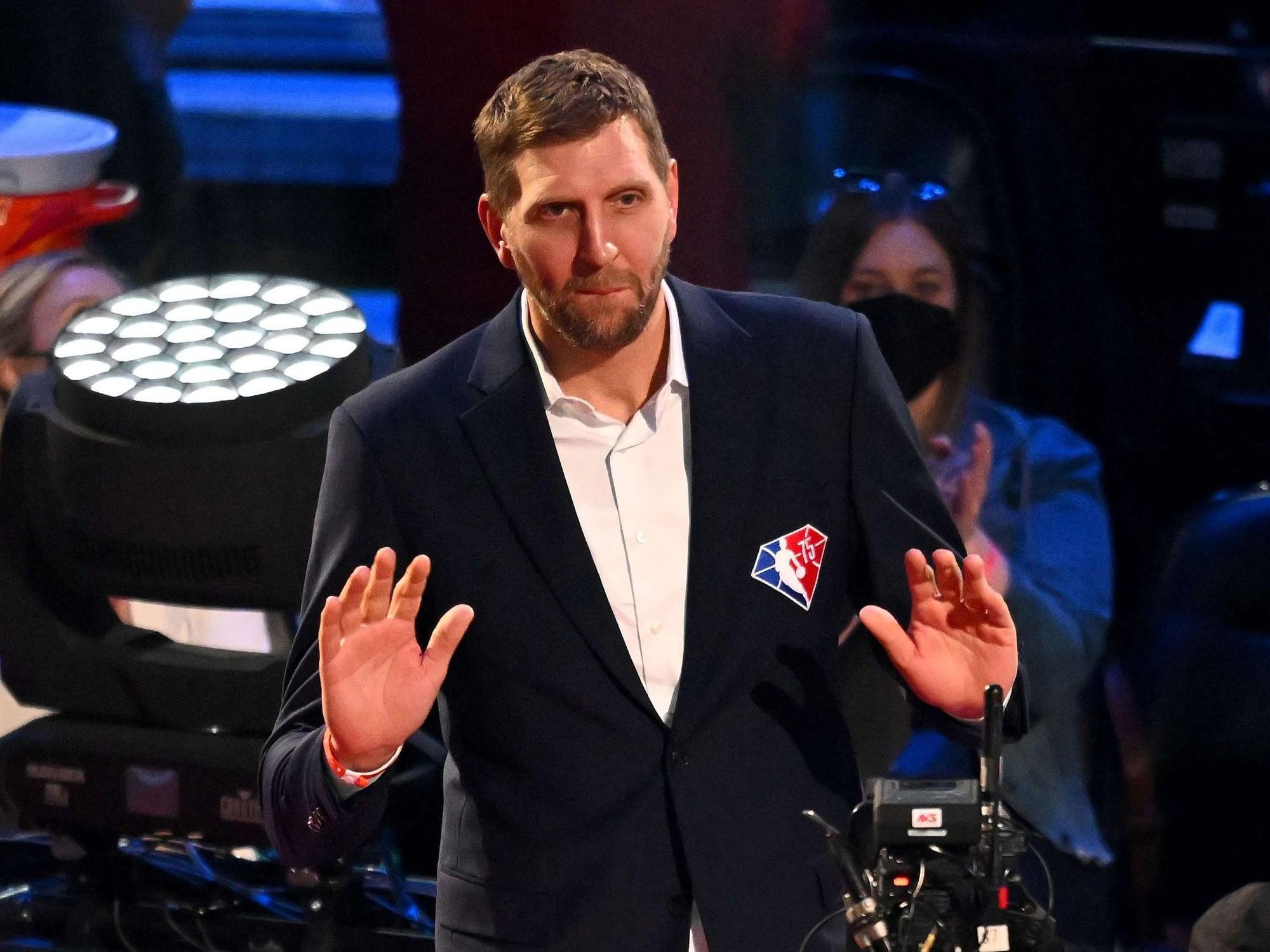 Dirk Nowitzki wird beim All-Star-Spiel in der NBA begrüßt.