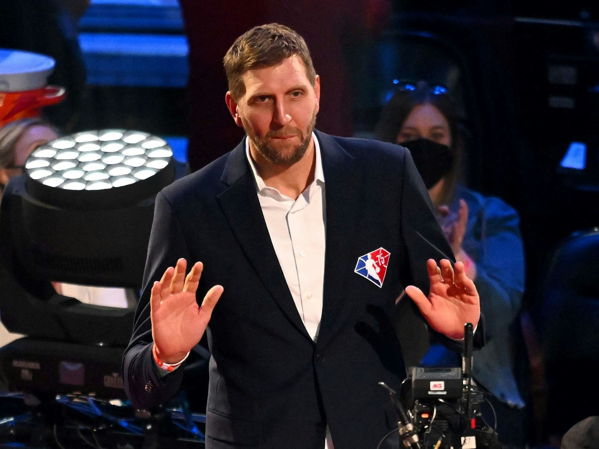 Dirk Nowitzki wird beim All-Star-Spiel in der NBA begrüßt.