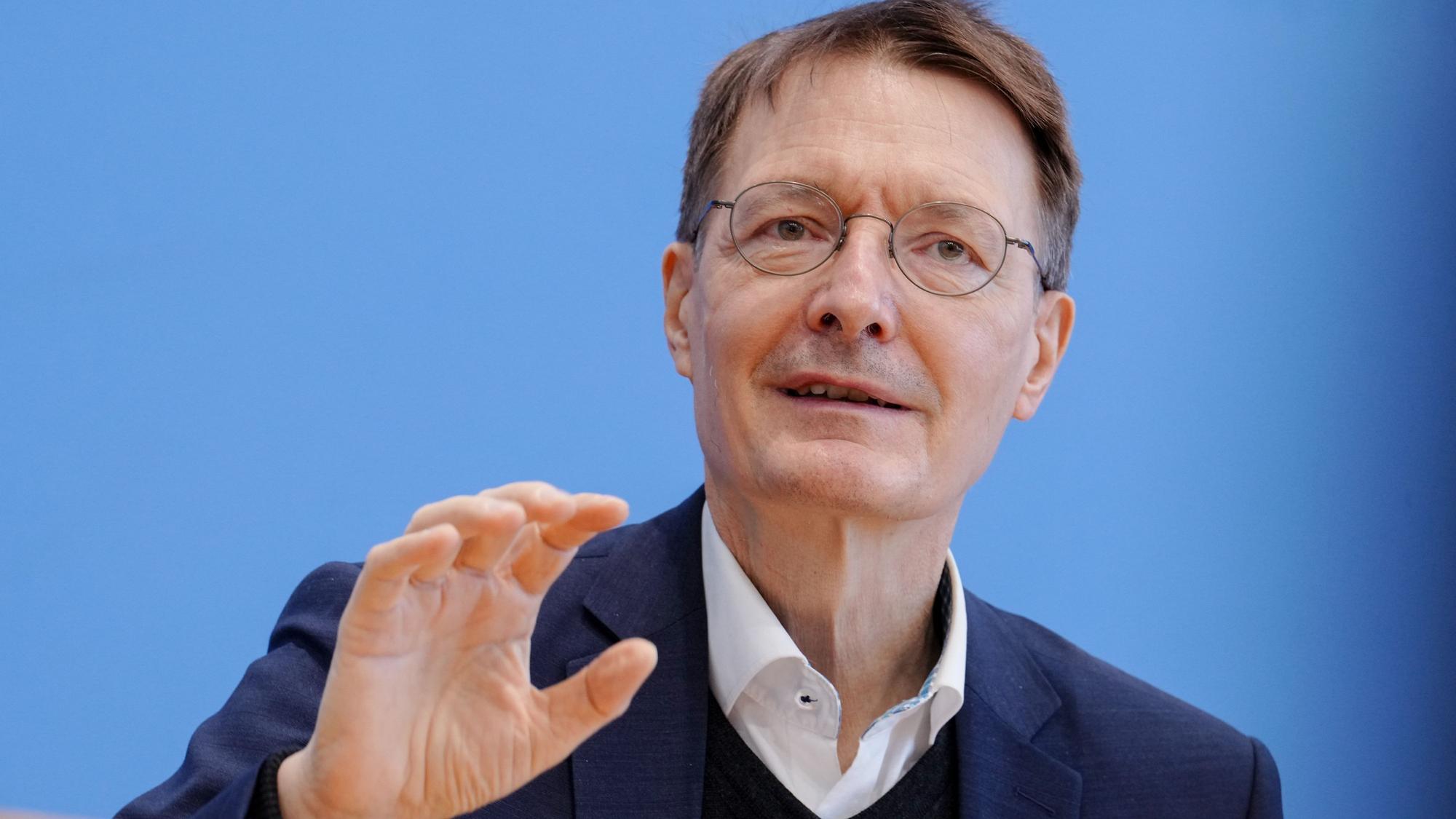 Karl Lauterbach, hier am 25.02.2022 in Berlin, plant Angebote für Corona-Schutzimpfungen für ukrainische Flüchtlinge.