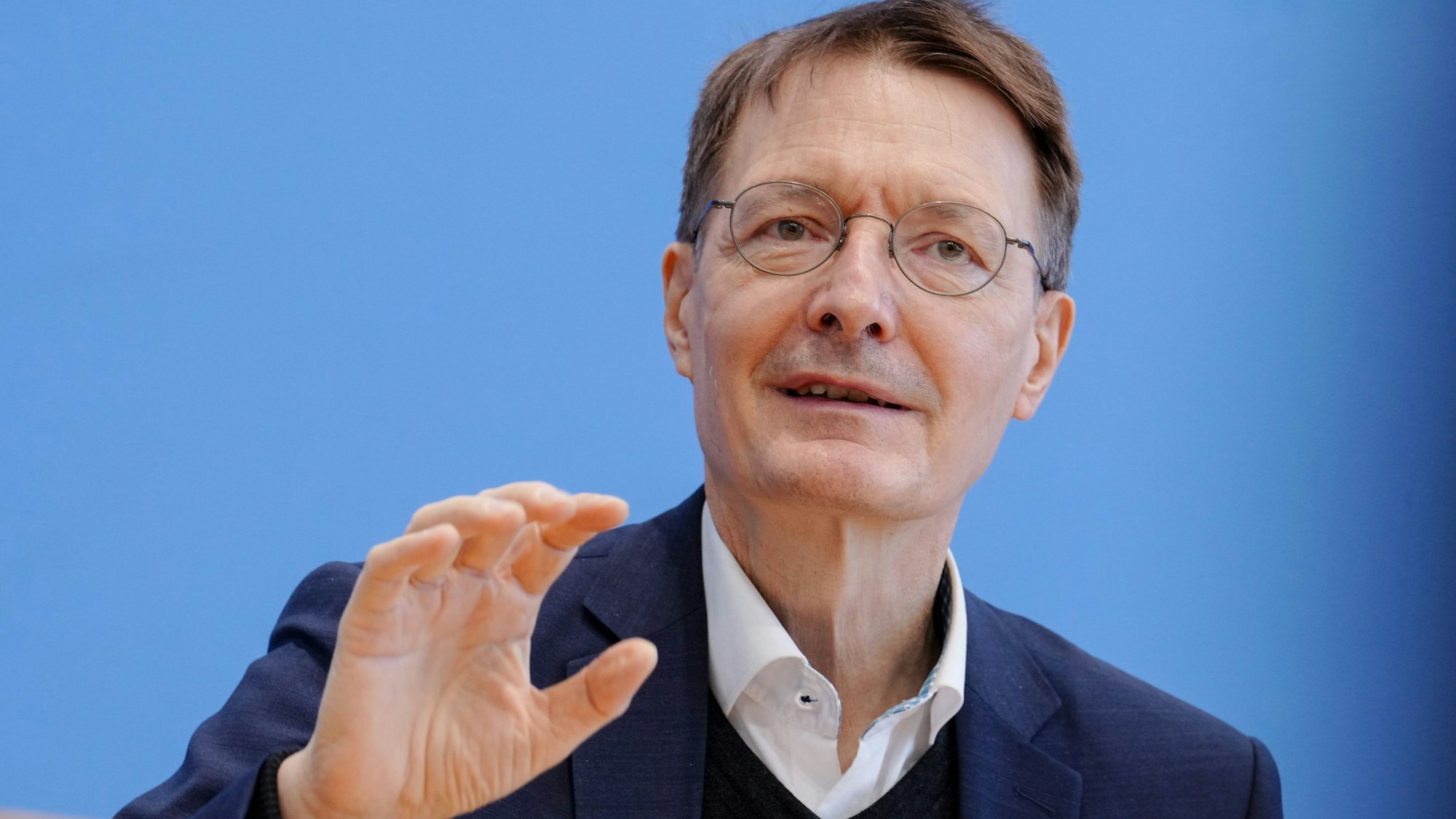 Karl Lauterbach, hier am 25.02.2022 in Berlin, plant Angebote für Corona-Schutzimpfungen für ukrainische Flüchtlinge.