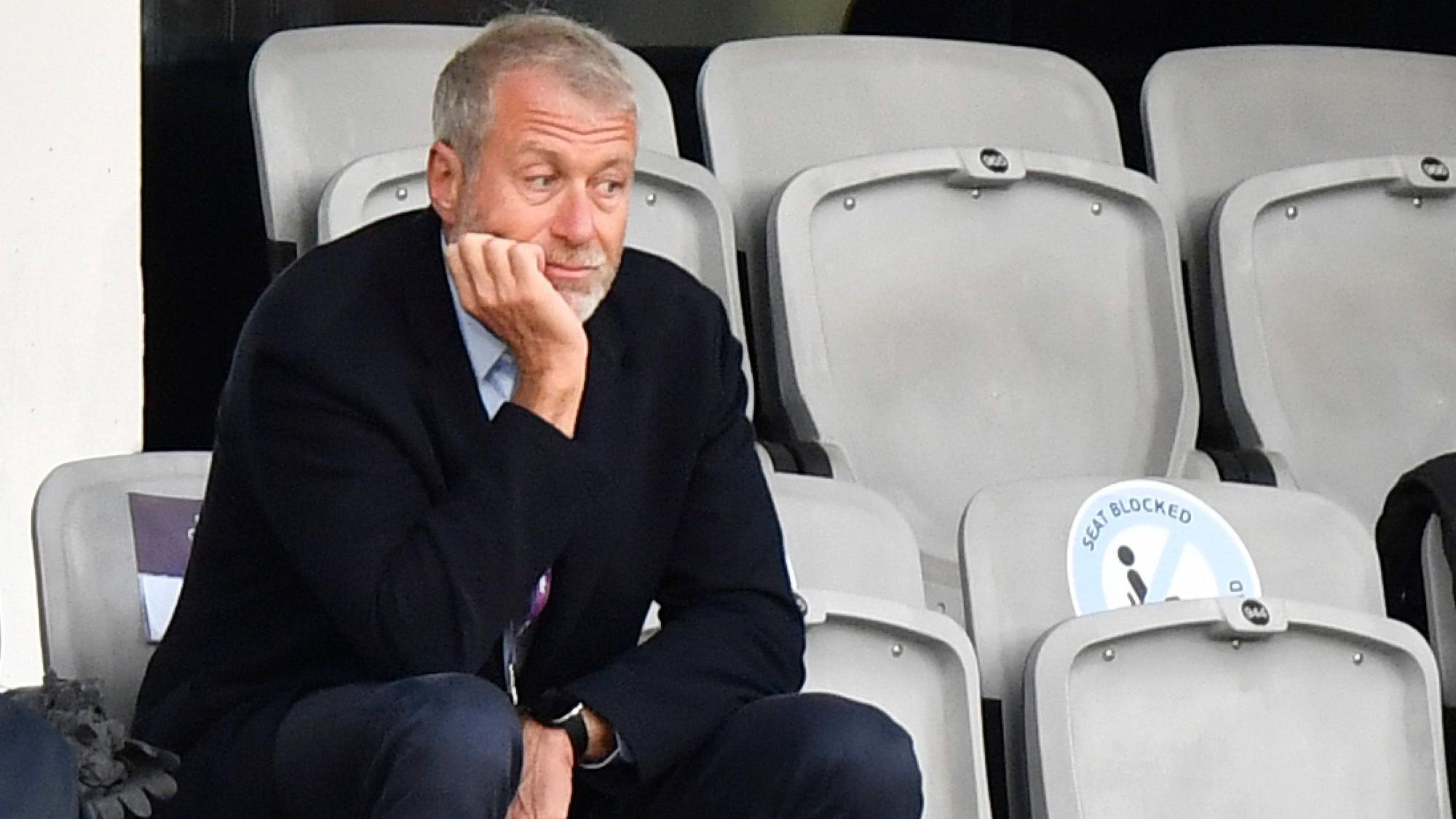 Chelsea-Besitzer Roman Abramowitsch sitzt auf der Tribüne.