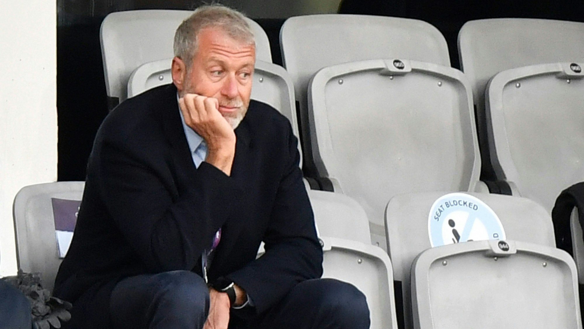 Chelsea-Besitzer Roman Abramowitsch sitzt auf der Tribüne.