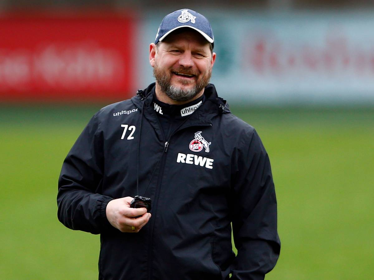 Steffen Baumgart lacht beim Training des 1. FC Köln.