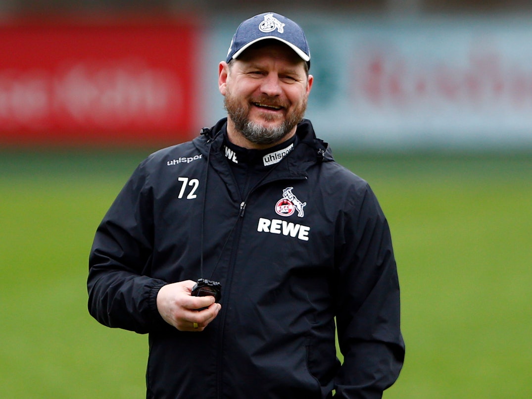 Steffen Baumgart lacht beim Training des 1. FC Köln.