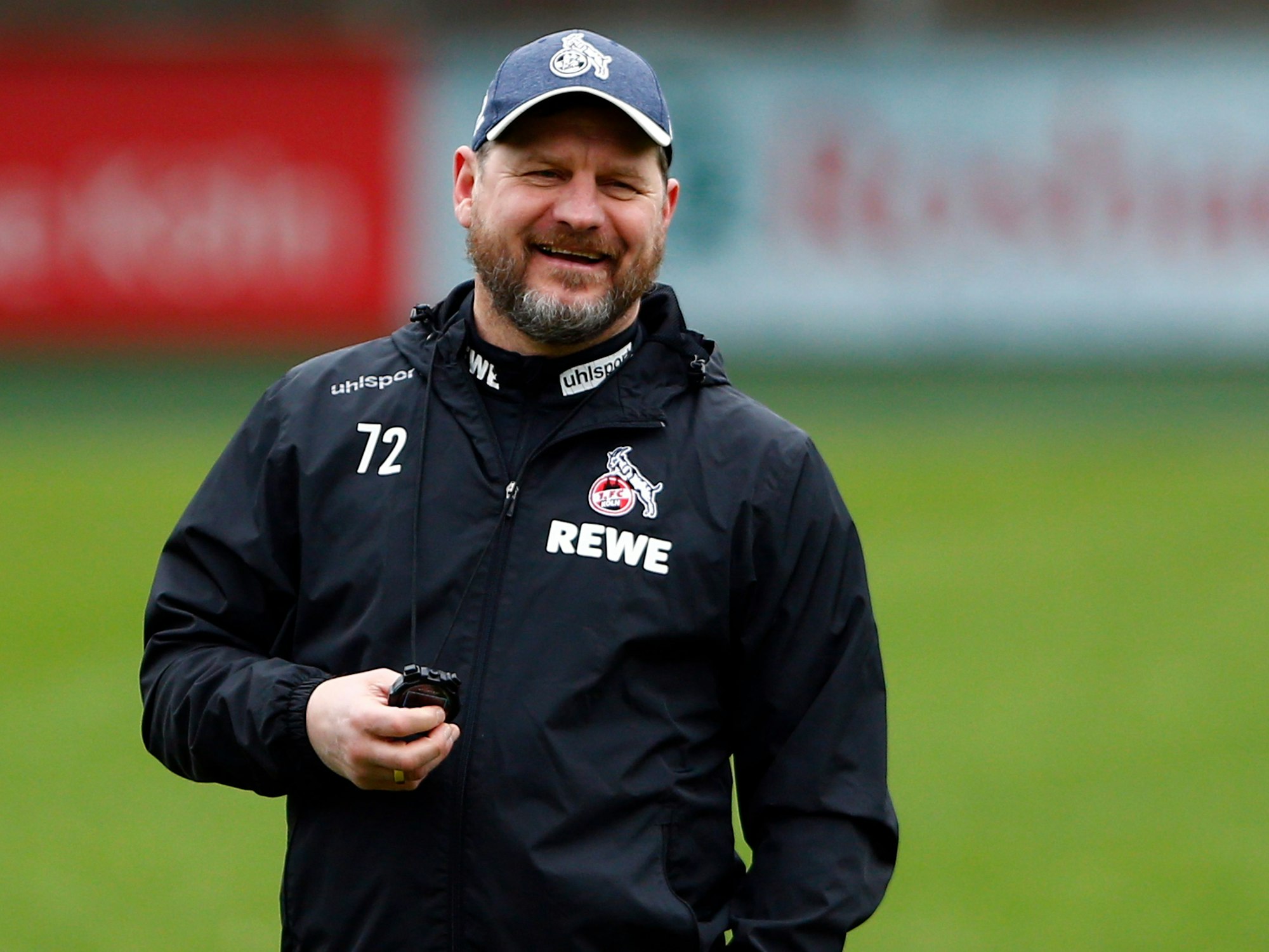 Steffen Baumgart lacht beim Training des 1. FC Köln.
