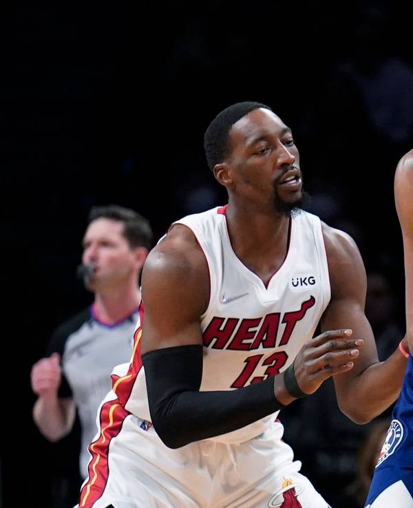 Kevin Durant (r) von den Brooklyn Nets versucht, den Ball zu passen, während Bam Adebayo von den Miami Heat verteidigt.