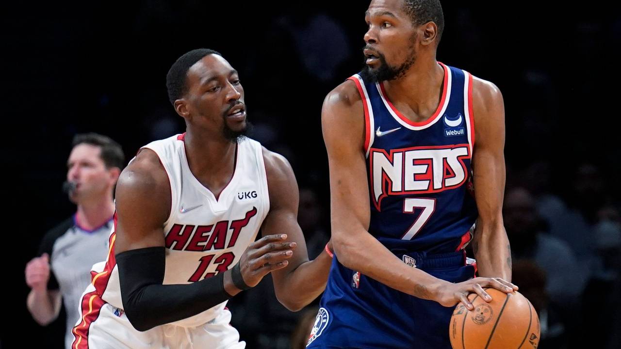 Kevin Durant (r) von den Brooklyn Nets versucht, den Ball zu passen, während Bam Adebayo von den Miami Heat verteidigt.