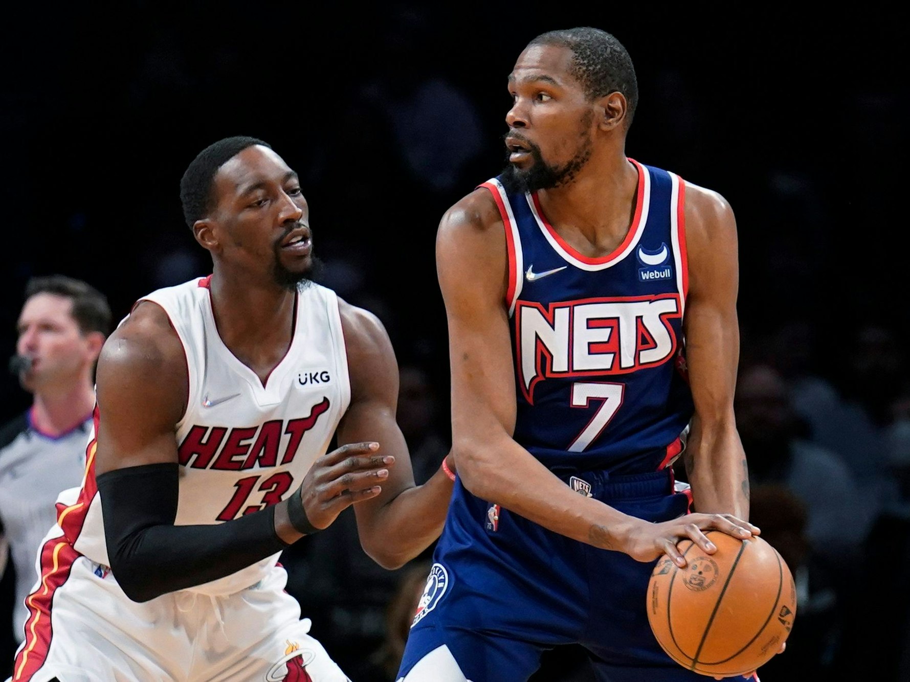 Kevin Durant (r) von den Brooklyn Nets versucht, den Ball zu passen, während Bam Adebayo von den Miami Heat verteidigt.