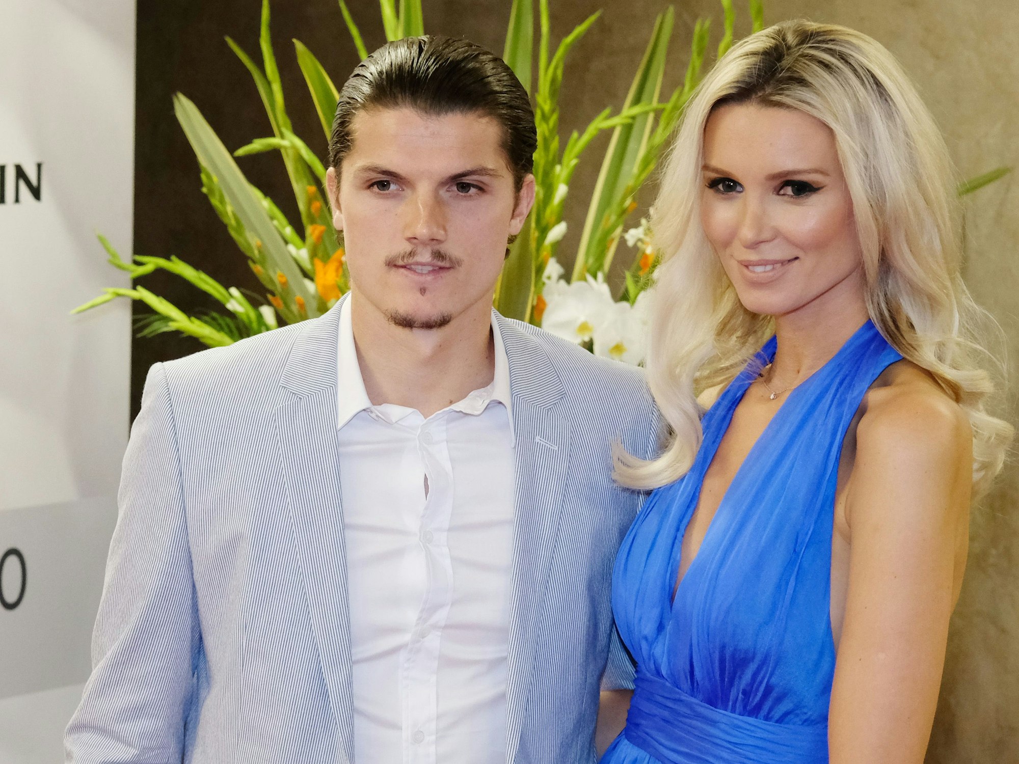 Marcel Sabitzer, Fußballer von Bayern München und seine Freundin Katja Kühne stehen zusammen während der Gala.