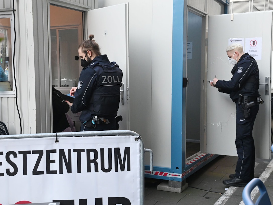 Der Zoll kontrolliert ein Corona-Testzentren.