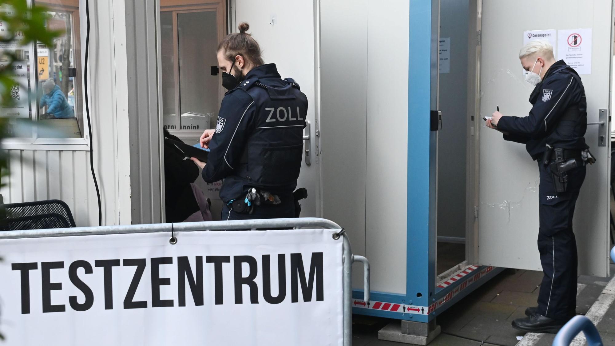 Der Zoll kontrolliert ein Corona-Testzentren.