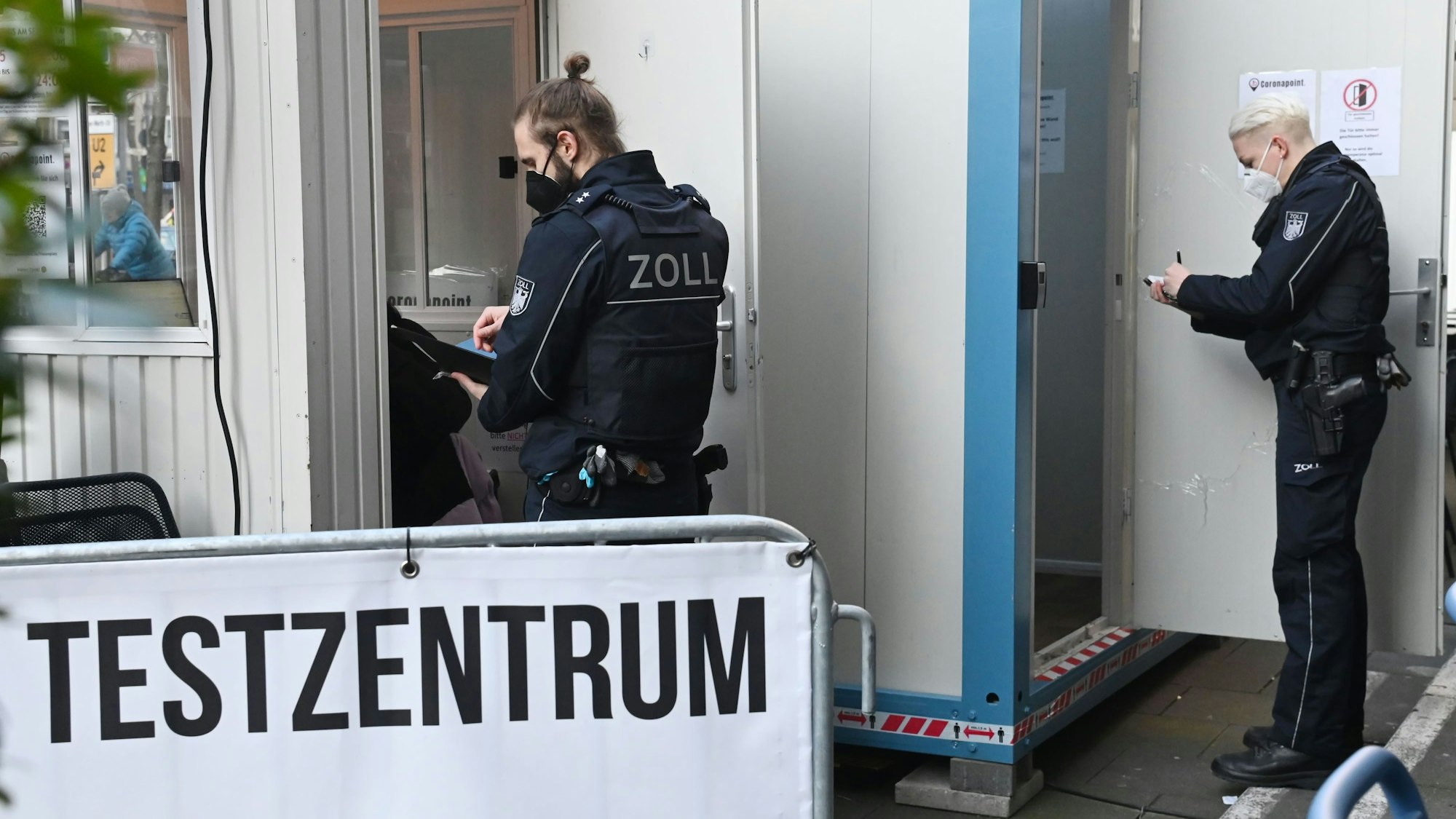 Der Zoll kontrolliert ein Corona-Testzentren.