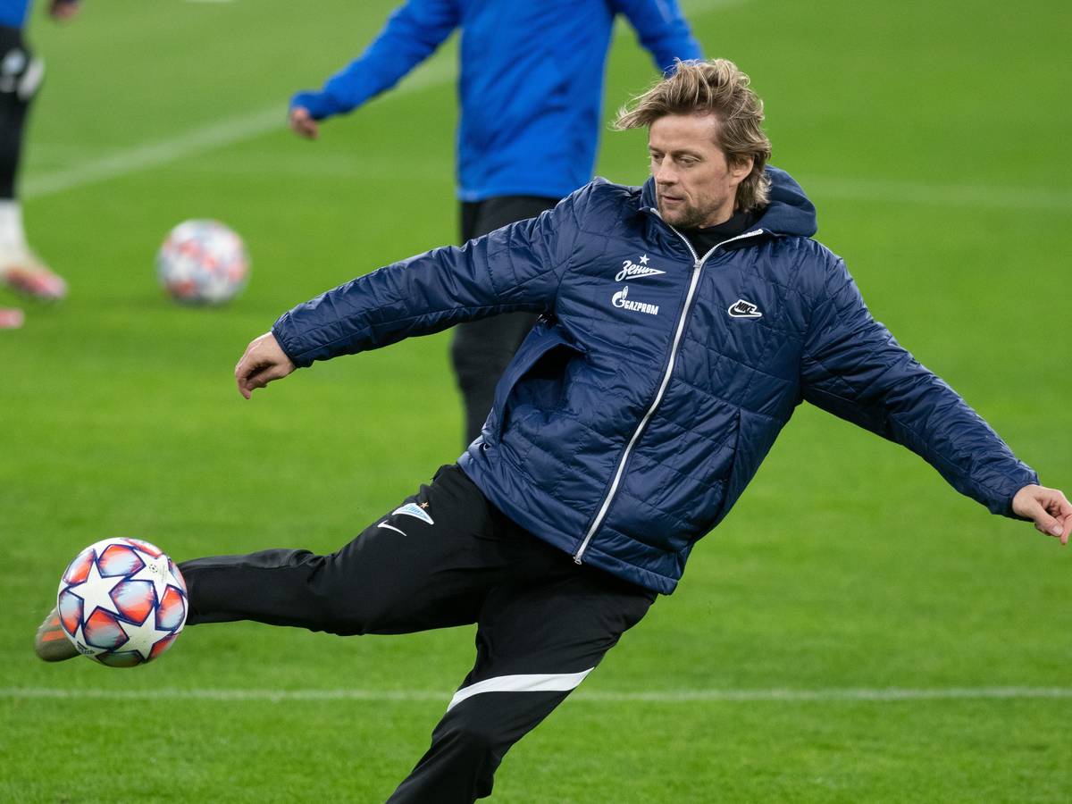 Der Ukrainer Anatolij Tymoschtschuk schießt einen Ball im Training von Zenit St. Petersburg.