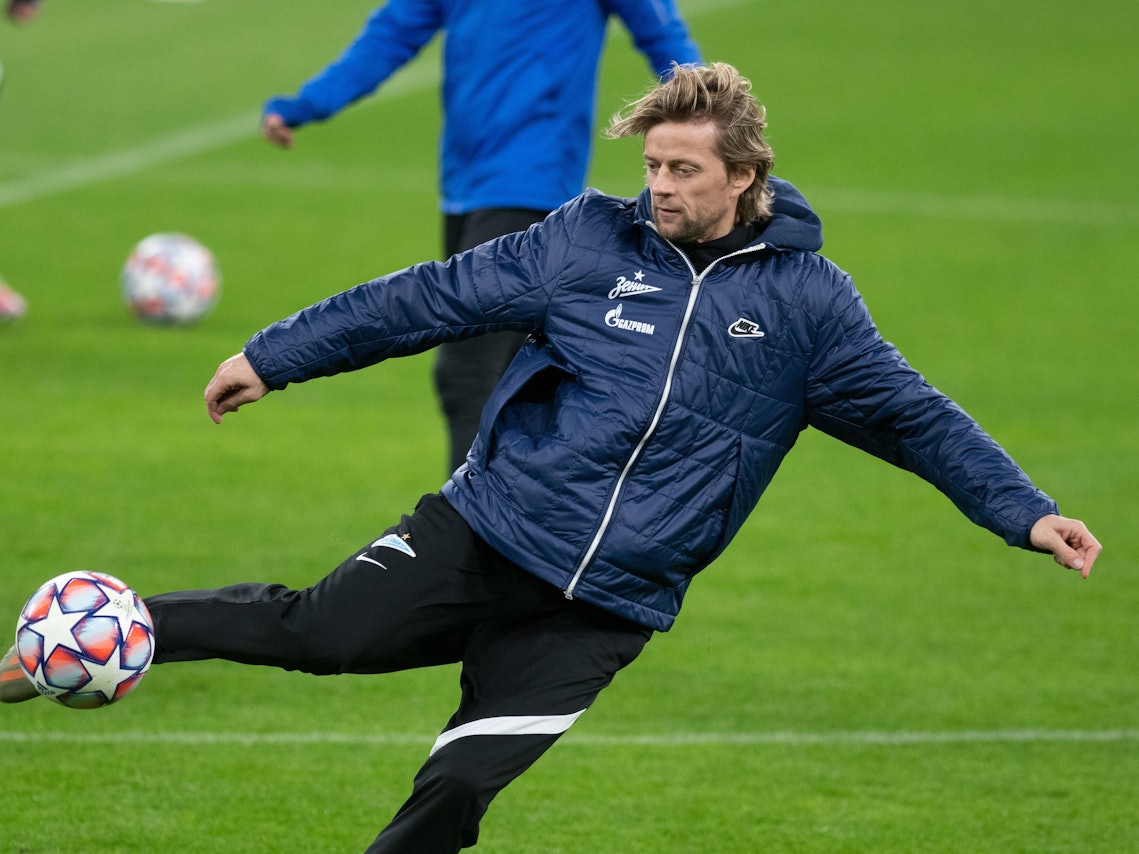 Der Ukrainer Anatolij Tymoschtschuk schießt einen Ball im Training von Zenit St. Petersburg.