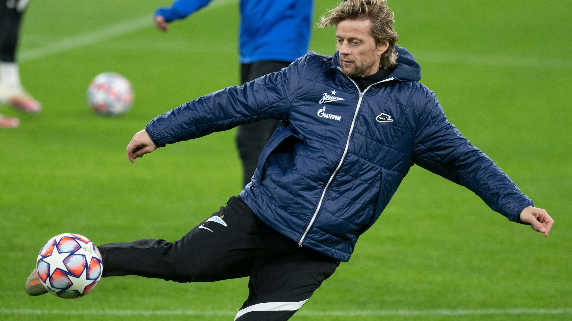 Der Ukrainer Anatolij Tymoschtschuk schießt einen Ball im Training von Zenit St. Petersburg.