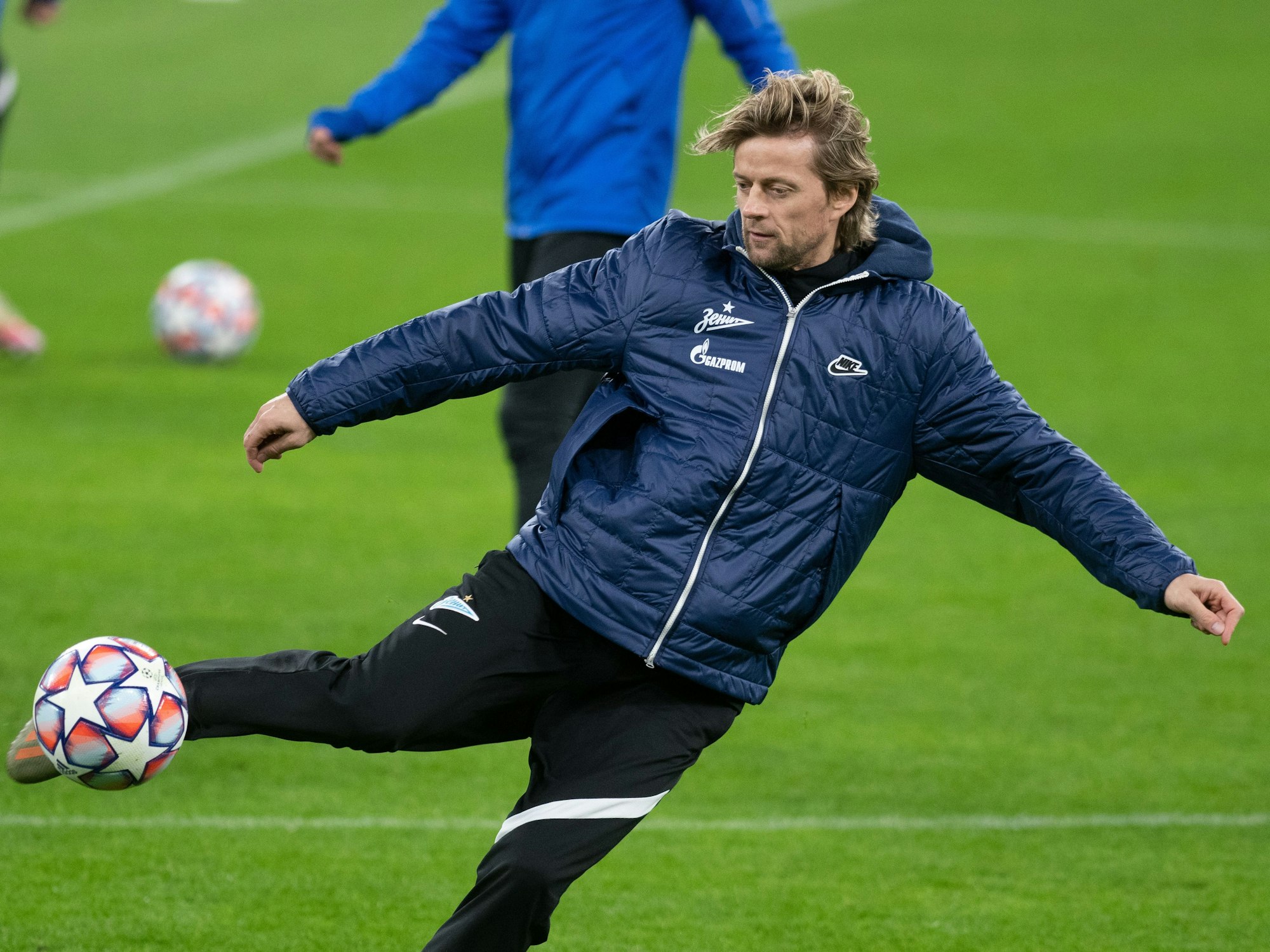 Anatolij Tymoschtschuk, Co-Trainer von Zenit St. Petersburg und ehemaliger Bayern-Profi, schießt den Ball.