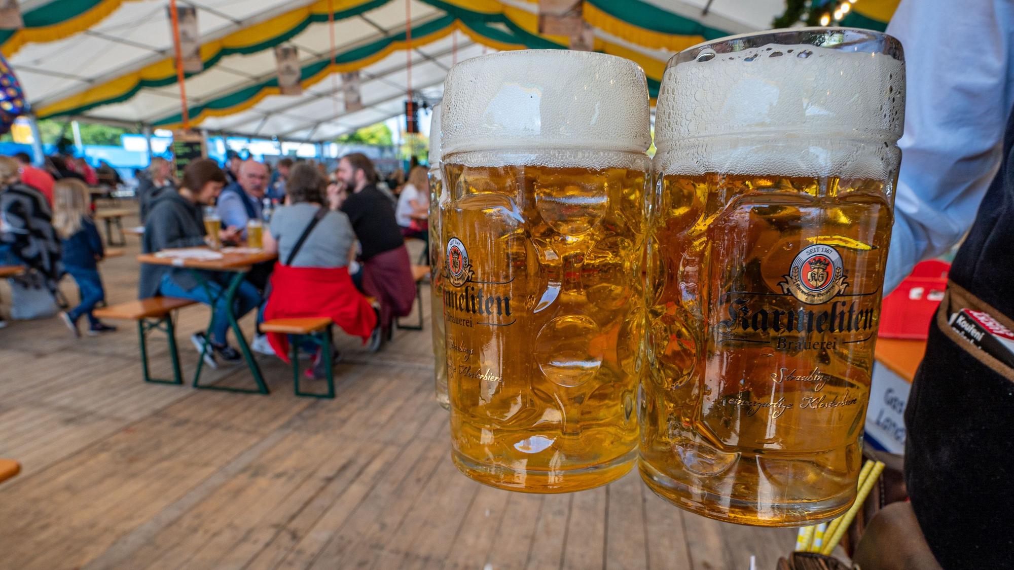 Das Foto von zwei Bierkrügen wurde am 19.09.2021 in Straubing (Bayern) aufgenommen.