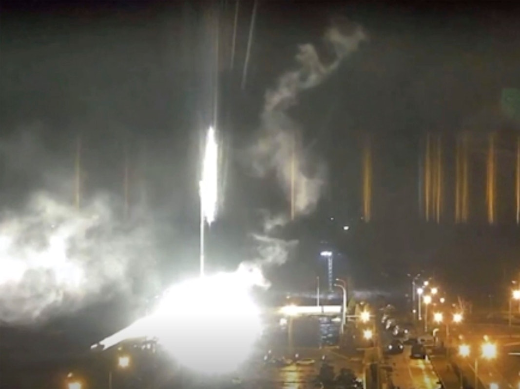 Das Foto aus einem vom Kernkraftwerk Saporischschja veröffentlichten Video zeigt ein helles, aufflackerndes Objekt, das am Freitag, 4. März 2022, auf dem Gelände des Kernkraftwerks in Enerhodar in der Ukraine landet.