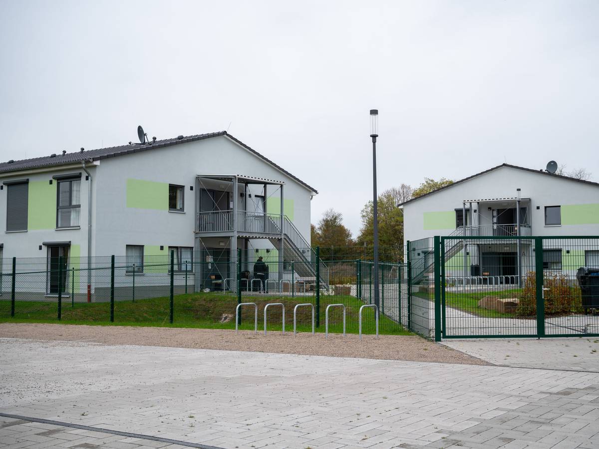 Zwei Flüchtlingsunterkünfte am Erbacher Weg in Köln.