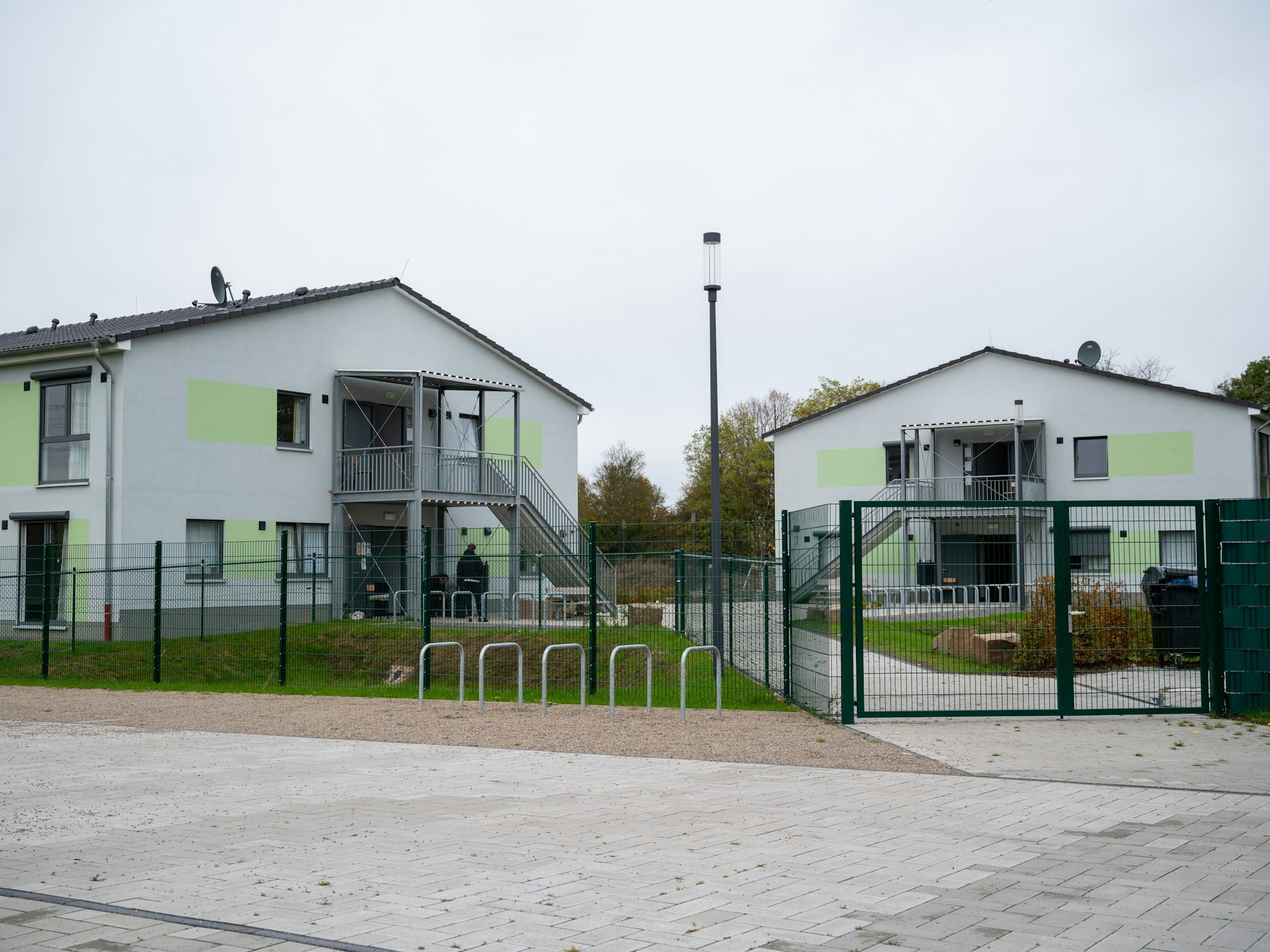 Zwei Flüchtlingsunterkünfte am Erbacher Weg in Köln.