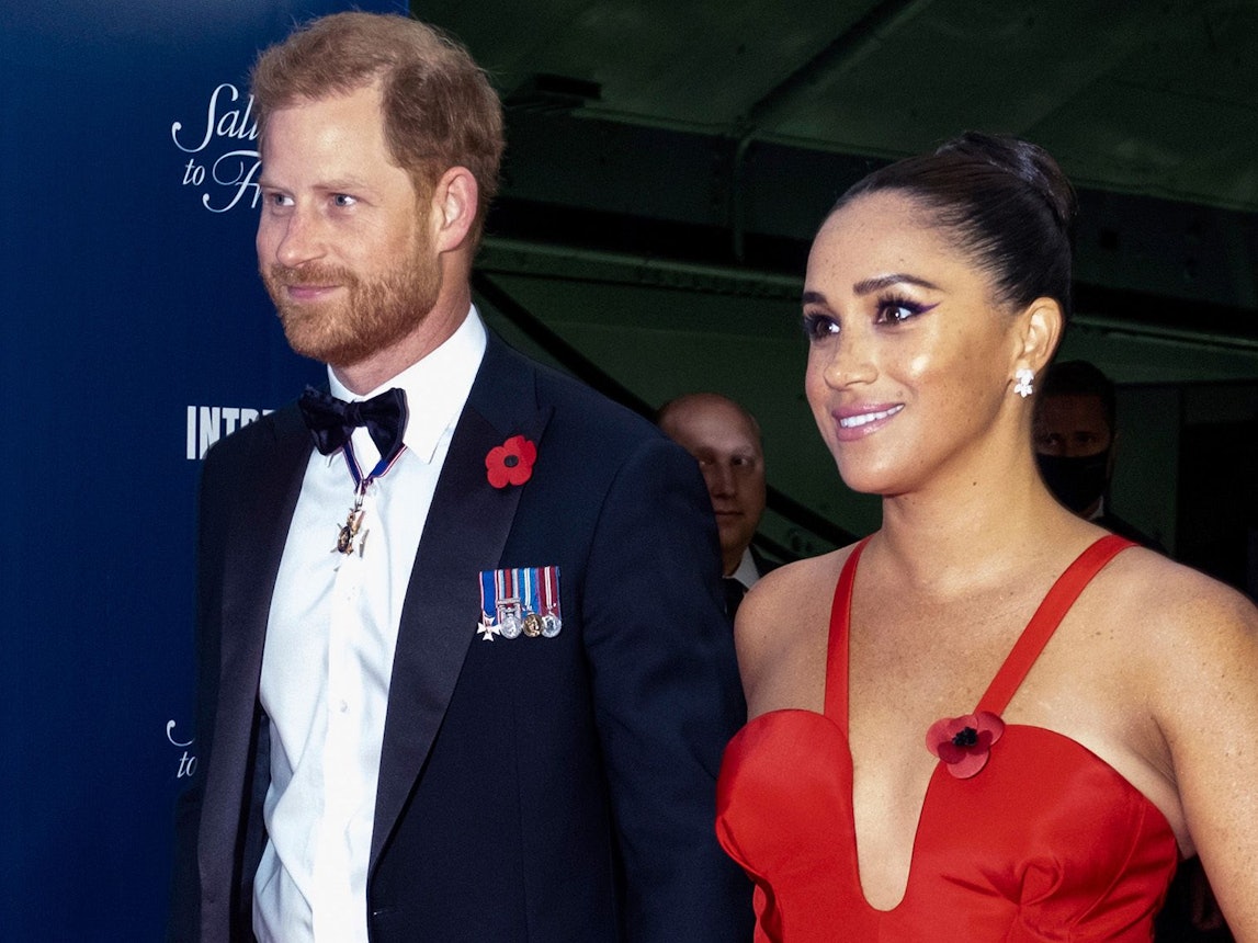 Prinz Harry und Herzogin Meghan (hier zu sehen am 10. November 2021) müssen sich von Ex-Angestellten einiges anhören.