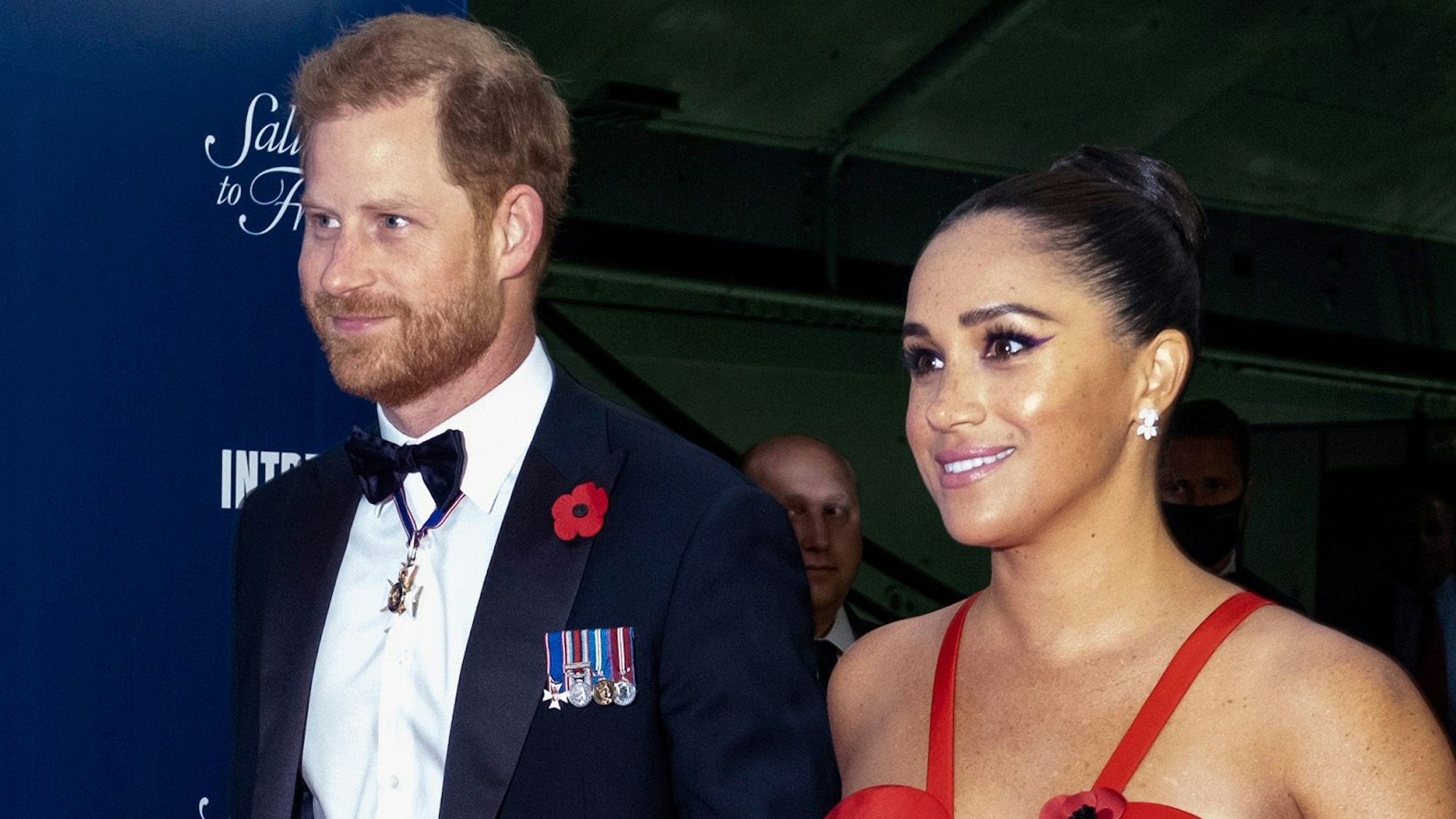 Prinz Harry und Herzogin Meghan (hier zu sehen am 10. November 2021) müssen sich von Ex-Angestellten einiges anhören.
